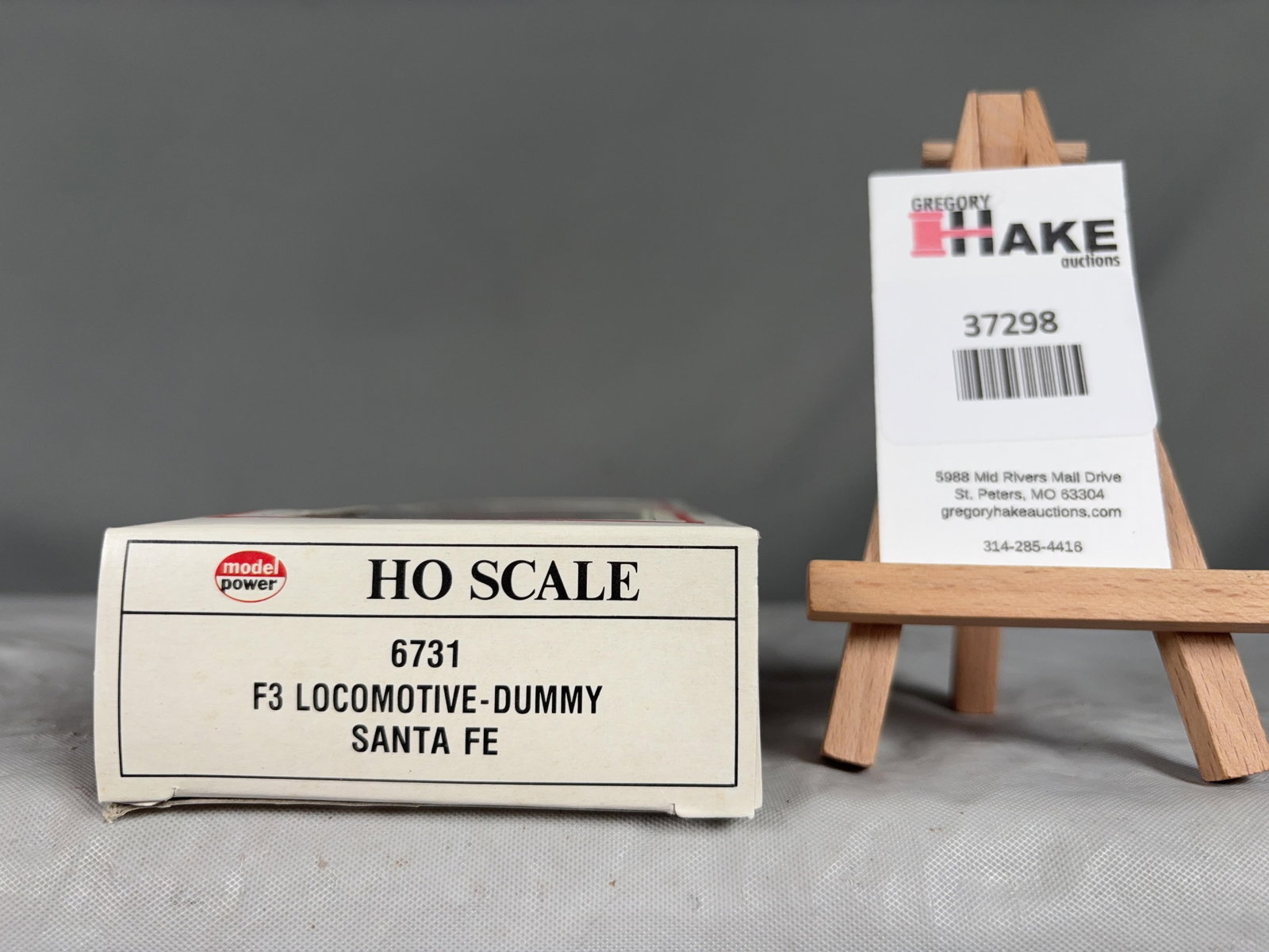 Model Power F3 Stanta Fe Locomotive - Dummy 6731: Model Power F3 Stanta Fe Locomotive - Dummy 6731, C9. � Size 10x4x2