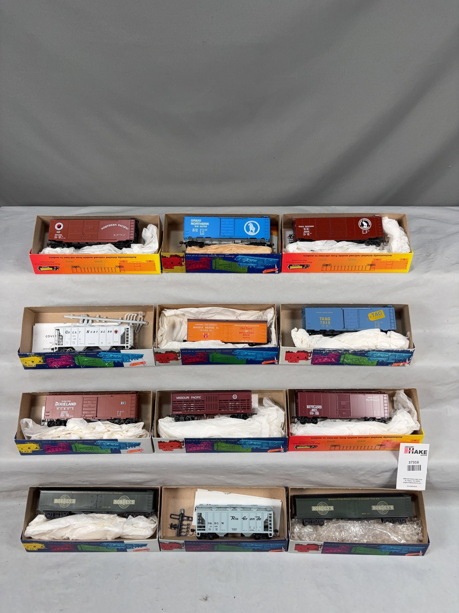 12 Roundhouse Freight Cars w/OB - 2