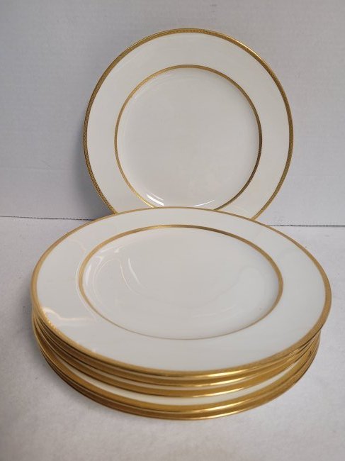 6 Minton Gold Rim Dinner Plates: 6 Minton dinner plates bone porcelain with gold rims Dimensions: 10 1/8 inches diameter. Condition: Very Good. Please feel free to ask for a condition report. Expand photos to see additional details.