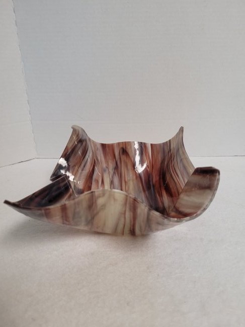 Flat Vase in the Style Dale Chihuly Signed: Flat vase in the style of Dale Chihuly signed? Provenance from a NJ Collector. Dimensions: 8x8" inches wide & vase 4 inches tall. Condition: Fine. Please feel free to ask for a condition report. Expan