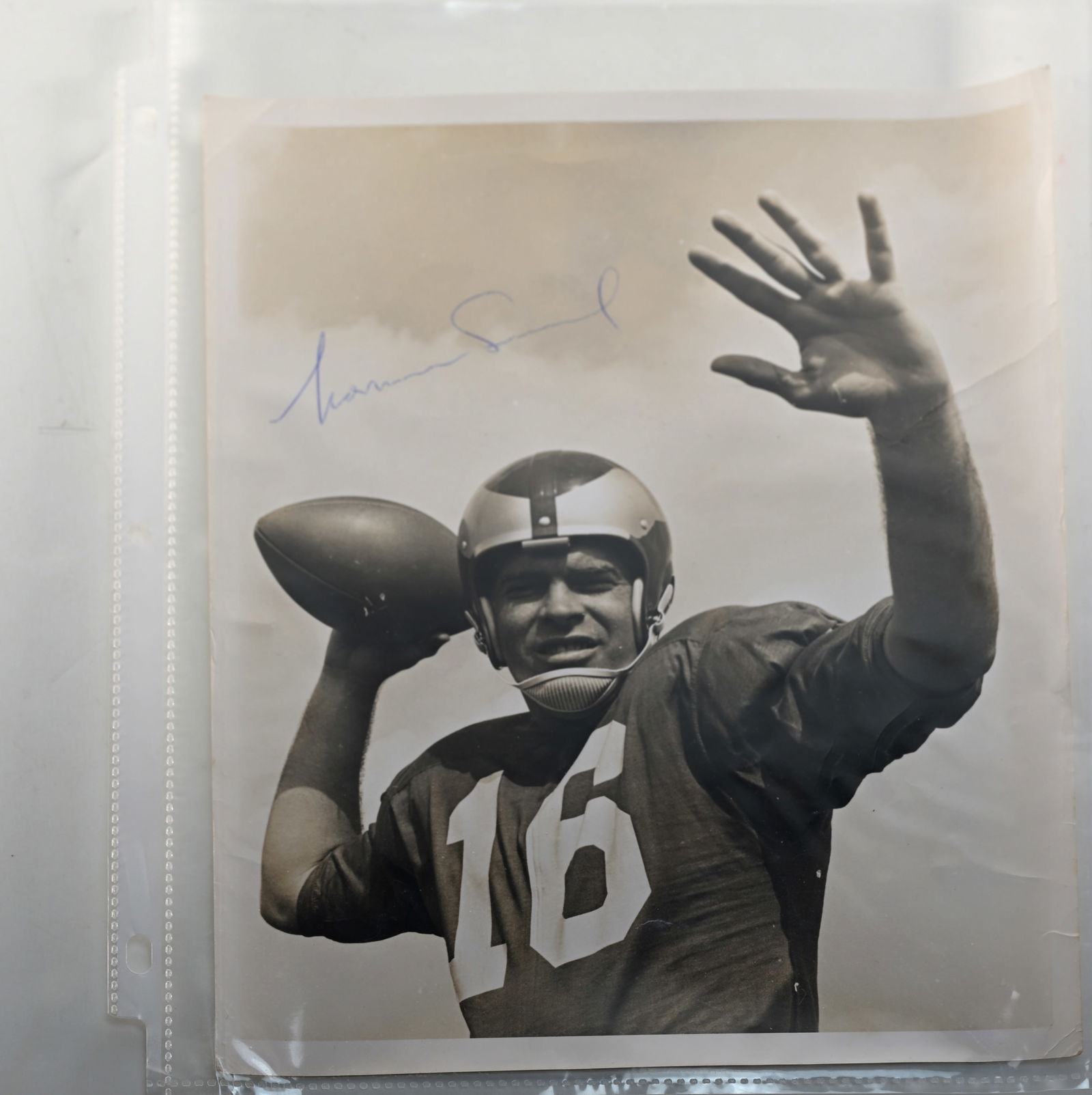 Norman Snead Philadelphia Eagles Signed Photograph (1 of 2)