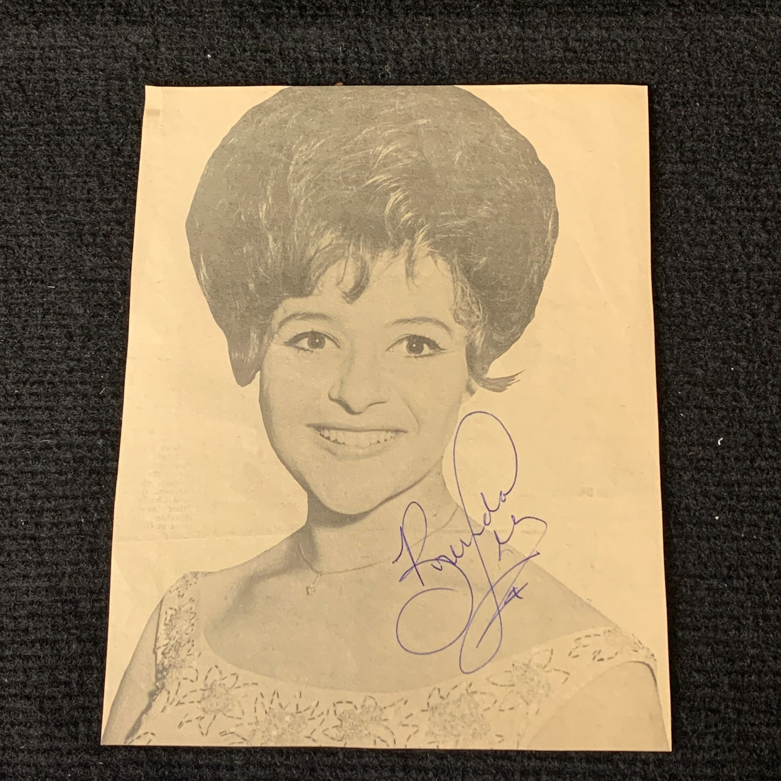 Brenda Lee Signed 1960s Magazine Photo: Brenda Lee Signed Vintage 1960s Magazine Picture. COA From Chaucer, Approved AFTAL Dealer. Please look at the pictures carefully to determine what you believe the condition of collectible is. We are c