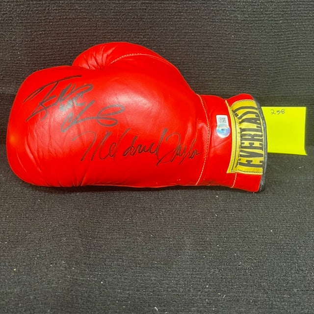 Terry Norris & Meldrick Taylor Signed Glove COA: Fantastic signatures of Terry"the Terrible" Norris & Meldrick Taylor. Comes with a Beckett COA Holo We are a veteran owned company. Please look at the pictures carefully to determine what you believe
