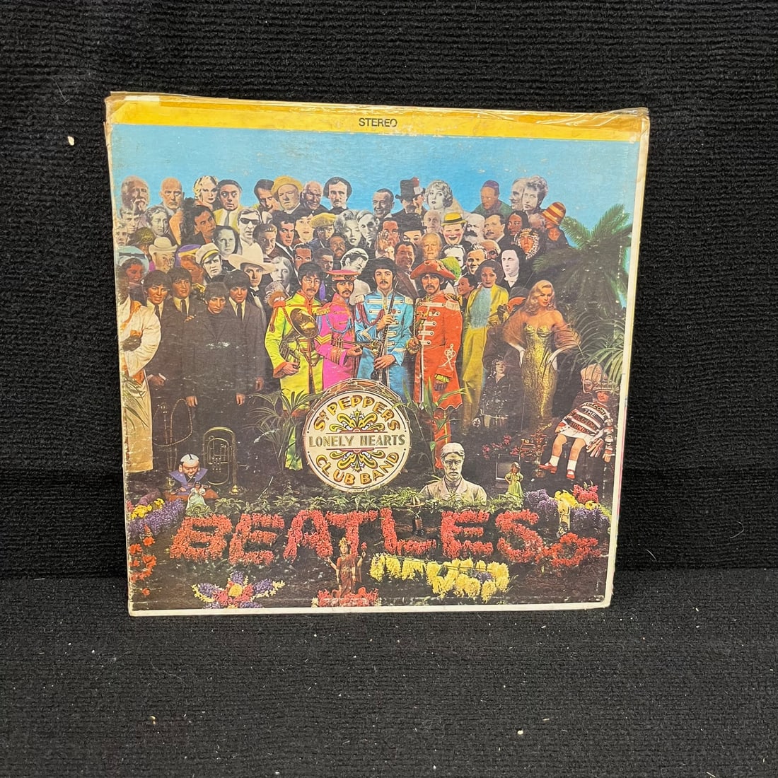 Beatles Sgt. Pepper's Lonely Hearts Club Band Album: We are a veteran owned company. Please look at the pictures carefully to determine what you believe the condition of collectible is. We are currently accepting consignments. Email us a aeronhouse1994@