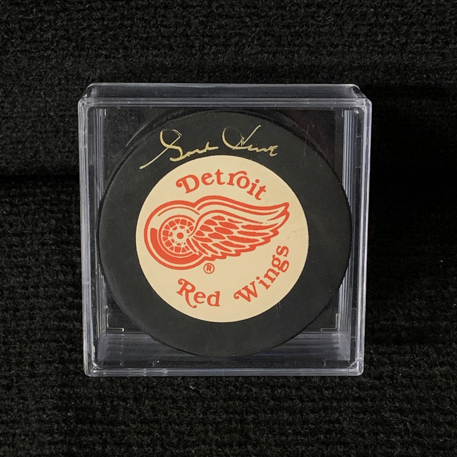Gordie Howe Signed Hockey Puck JSA COA (1 of 2)