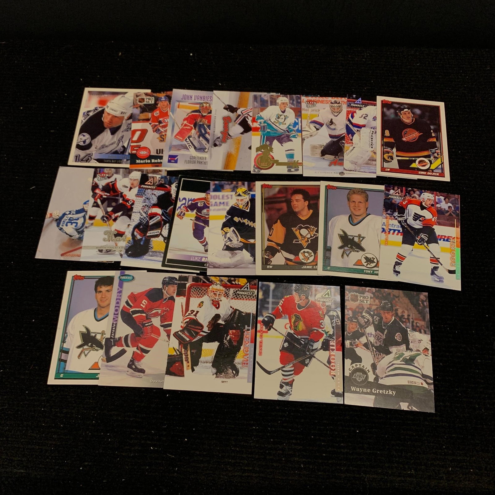 Mix of 1990s Hockey Cards, Wayne Gretzky: Mixed Sets and makers. We are a veteran owned company. Please look at the pictures carefully to determine what you believe the condition of collectible is. We are currently accepting consignments. Ema