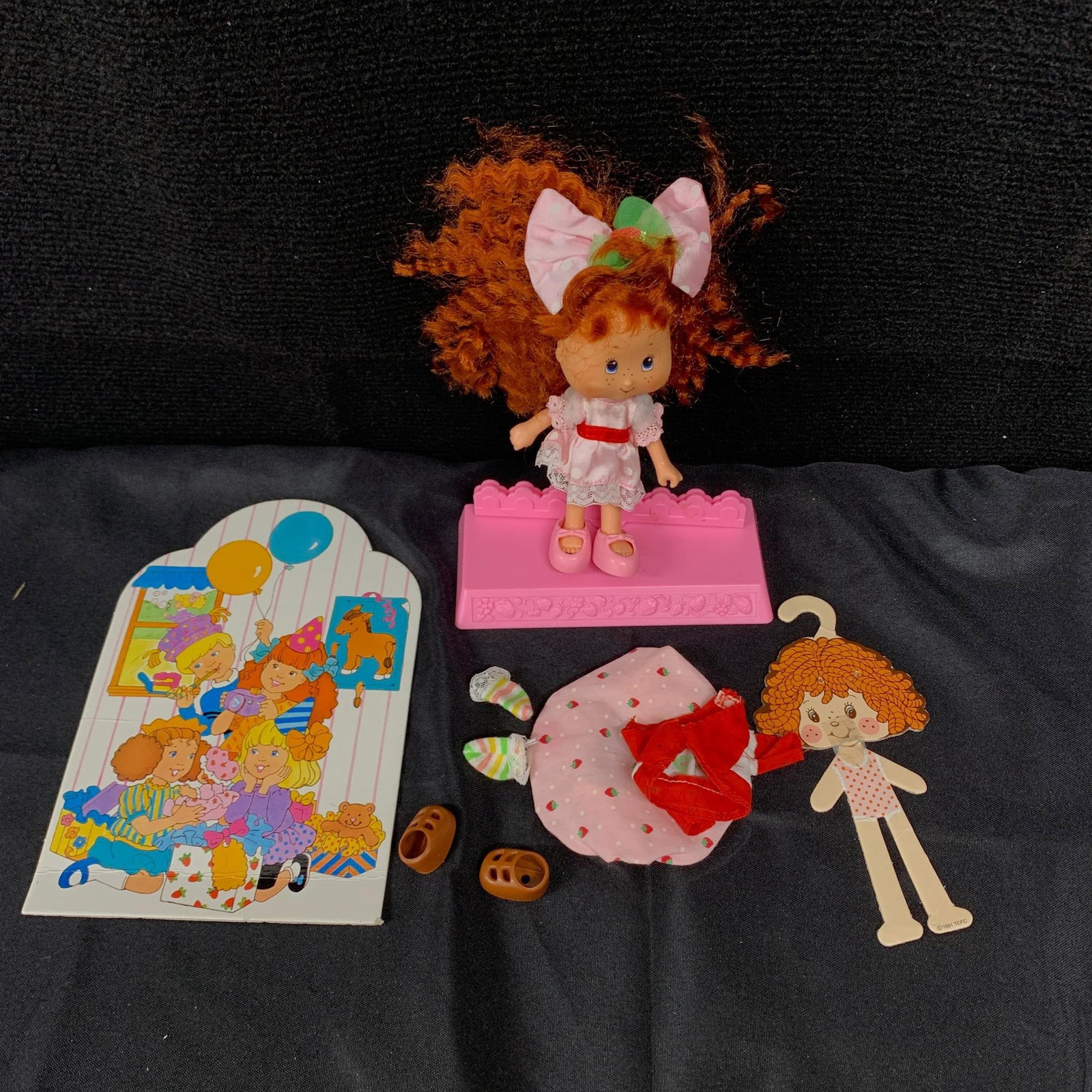 1991 Berry Best Party Strawberry Shortcake: This lot includes a 1991 Berry Best Strawberry Shortcake along with stand, backdrop and the extra outfit that came with it originally. This set is missing the stockings and 1 shoe. The strawberry scen