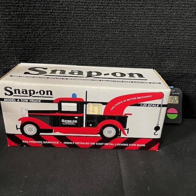 Snap on 1:25 Scale Model Tow Truck NIB: We are a veteran owned company. Please look at the pictures carefully to determine what you believe the condition of collectible is. We are currently accepting consignments. Email us a aeronhouse1994@