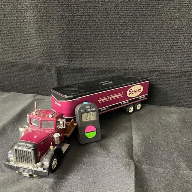 Snap On 18-wheel model tractor trailer: We are a veteran owned company. Please look at the pictures carefully to determine what you believe the condition of collectible is. We are currently accepting consignments. Email us a aeronhouse1994@