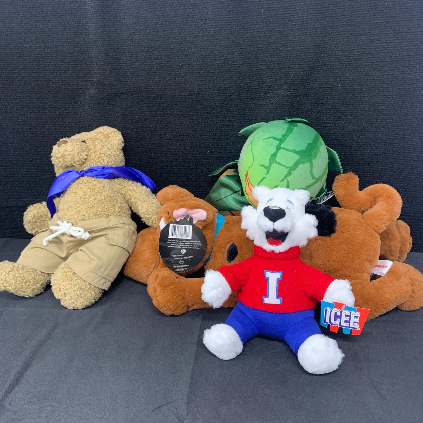 Plush toys, Scoobydoo: We are a veteran owned company. Please look at the pictures carefully to determine what you believe the condition of collectible is. We are currently accepting consignments. Email us a aeronhouse1994@