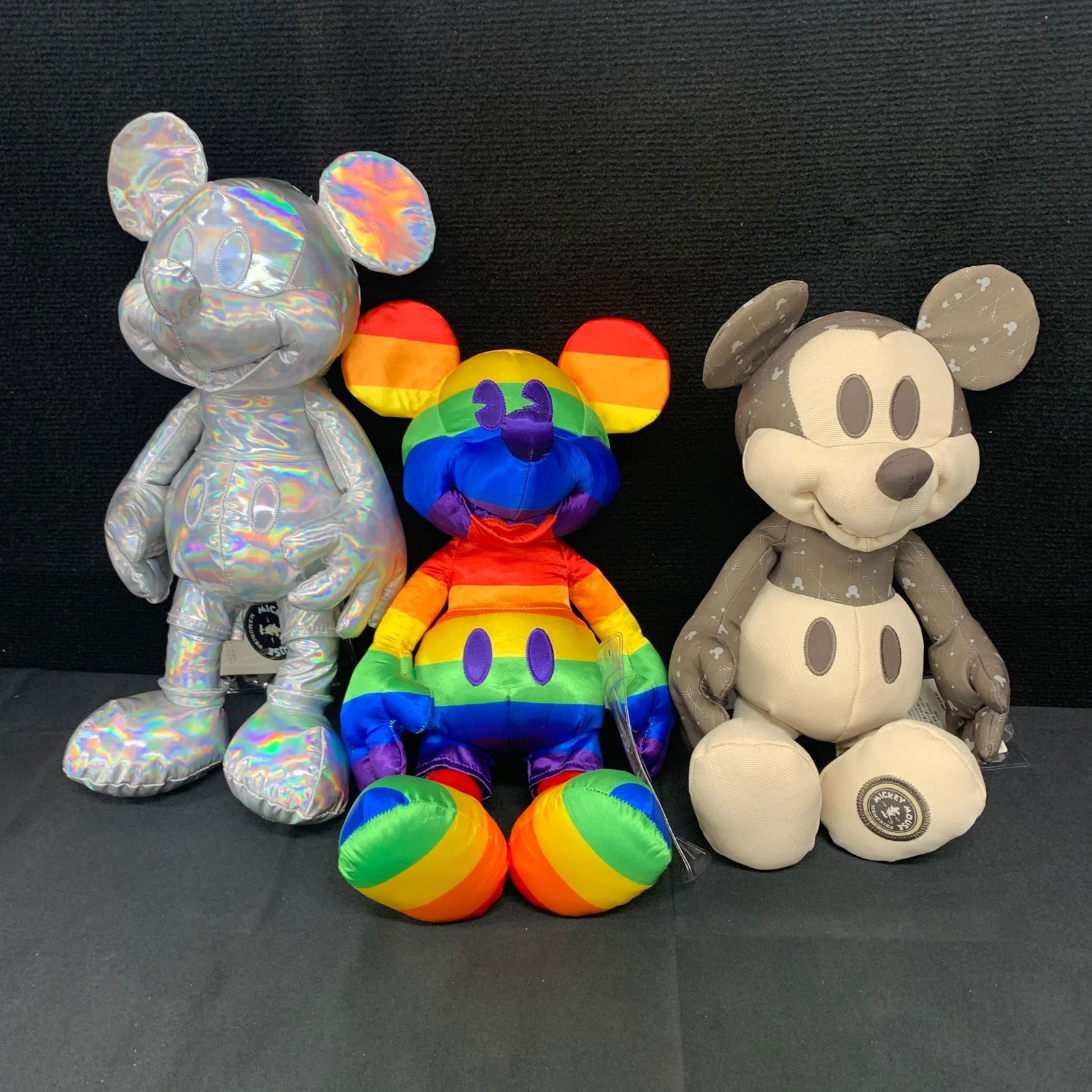 Disney Year of the Mouse Mickey: We are a veteran owned company. Please look at the pictures carefully to determine what you believe the condition of collectible is. We are currently accepting consignments. Email us a aeronhouse1994@