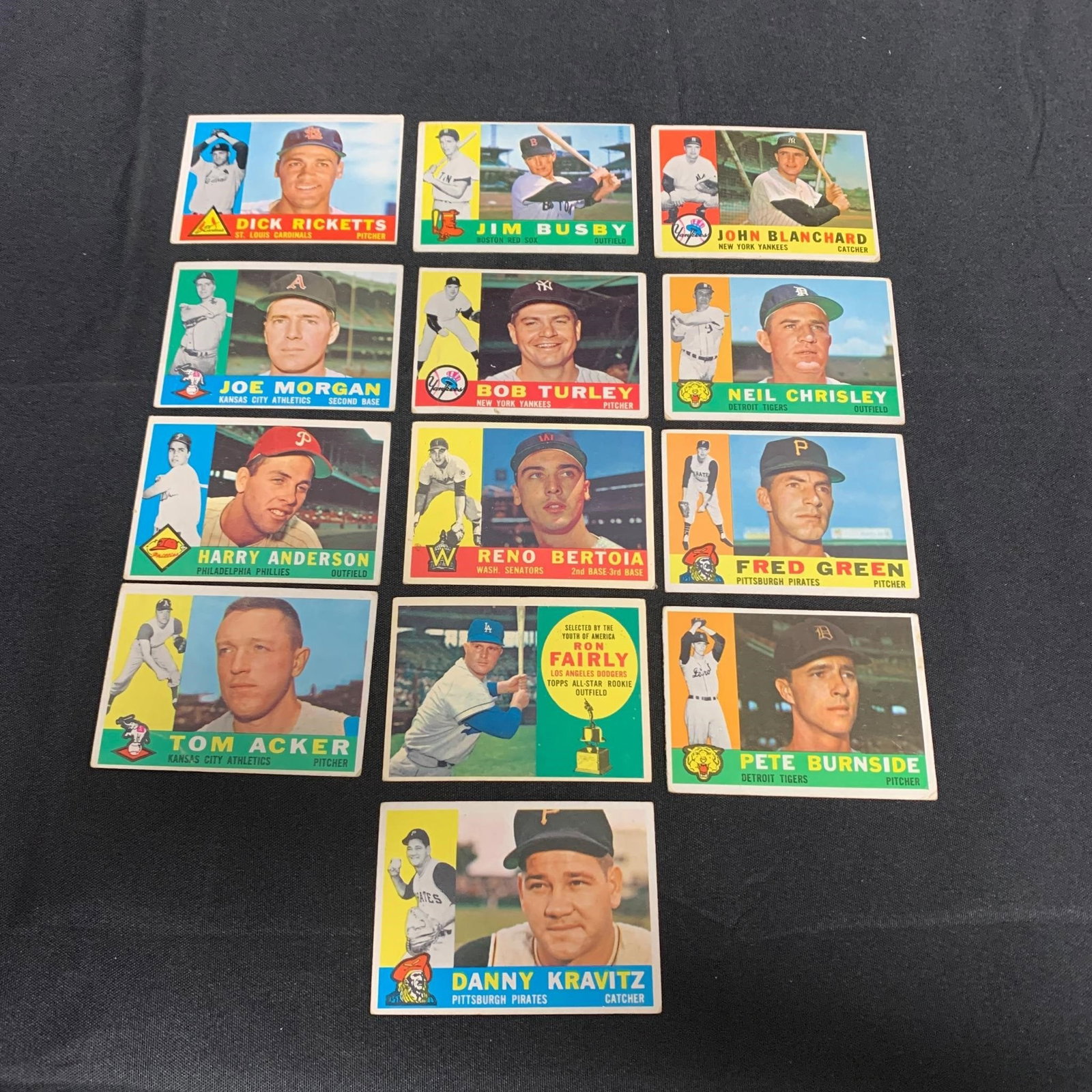 1960 Topps Baseball Cards: We are a veteran owned company. Please look at the pictures carefully to determine what you believe the condition of collectible is. We are currently accepting consignments. Email us a aeronhouse1994@