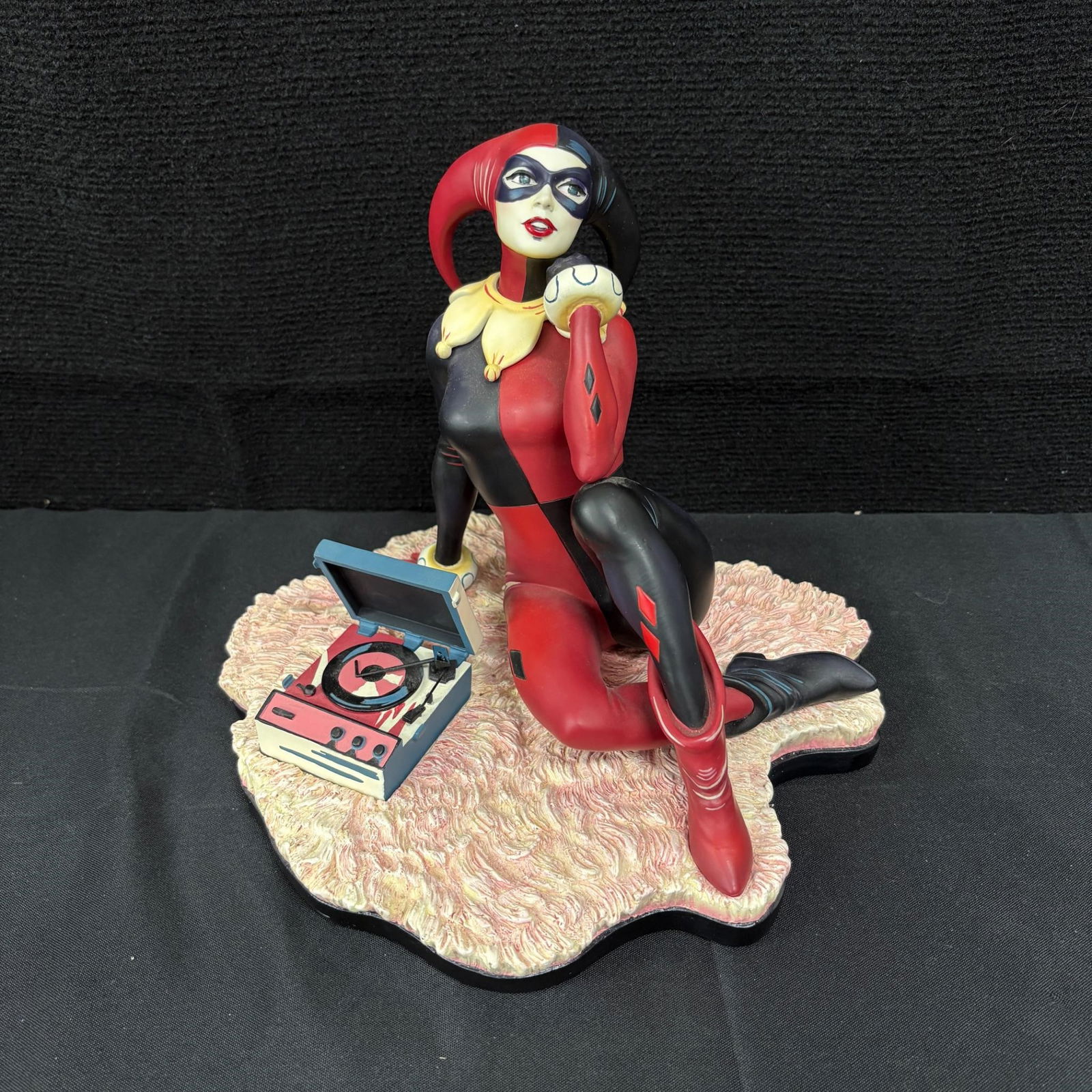 Harley Quinn Waiting for J Man Statue (1 of 4)