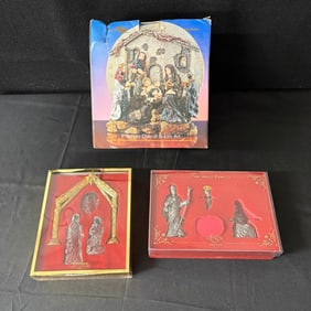 Divinity Plate and Holder Set