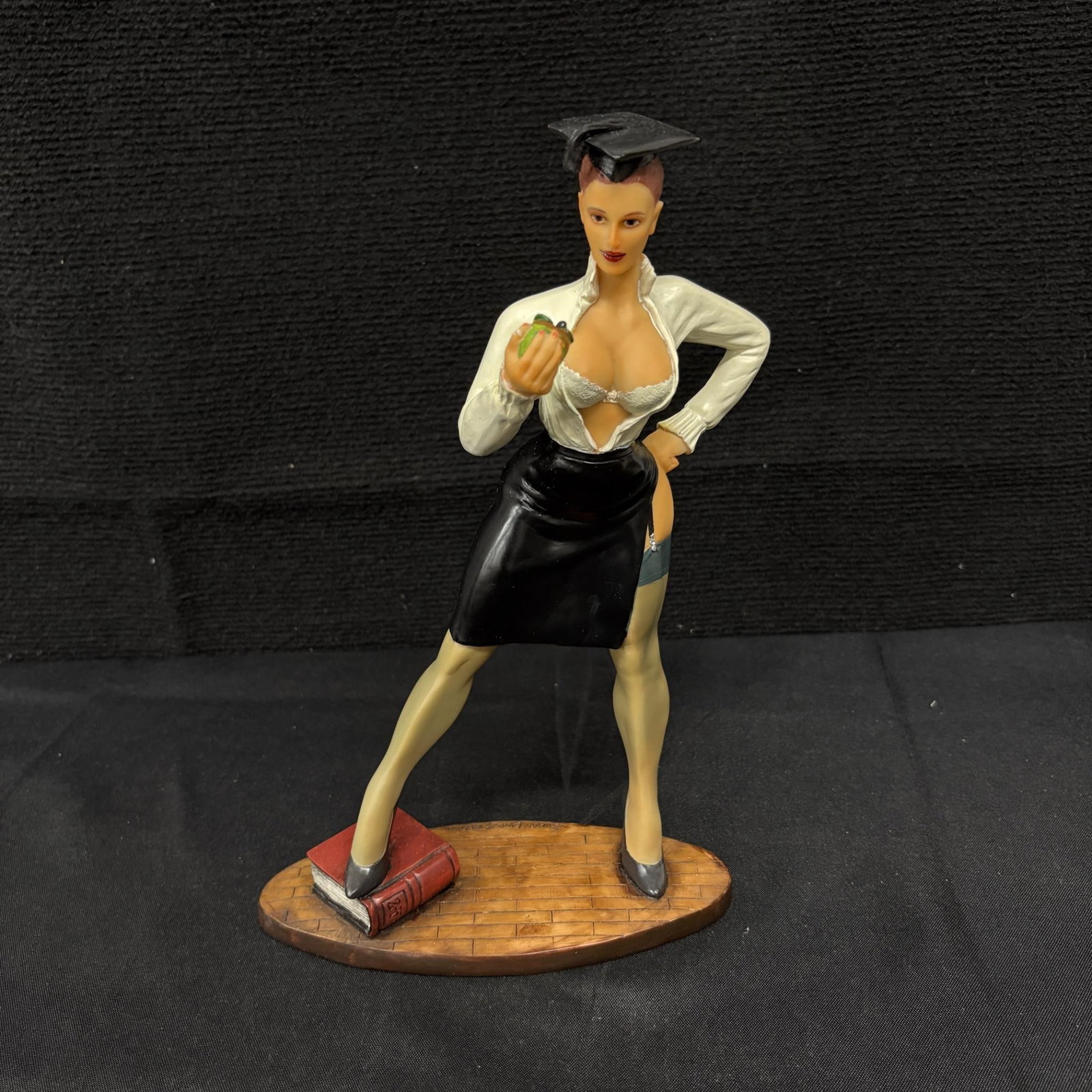 Simon Laurens Female Statue: Statues do not come in their original boxing. Statues may have minor damage, such as but not limited to scratches, color loss, wear, etc. Please look at photos carefully. All sales are final. Items so