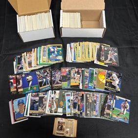 Large lot of 100s of baseball cards
