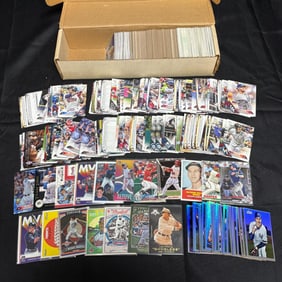 Large lot of 100s of Modern Baseball Cards