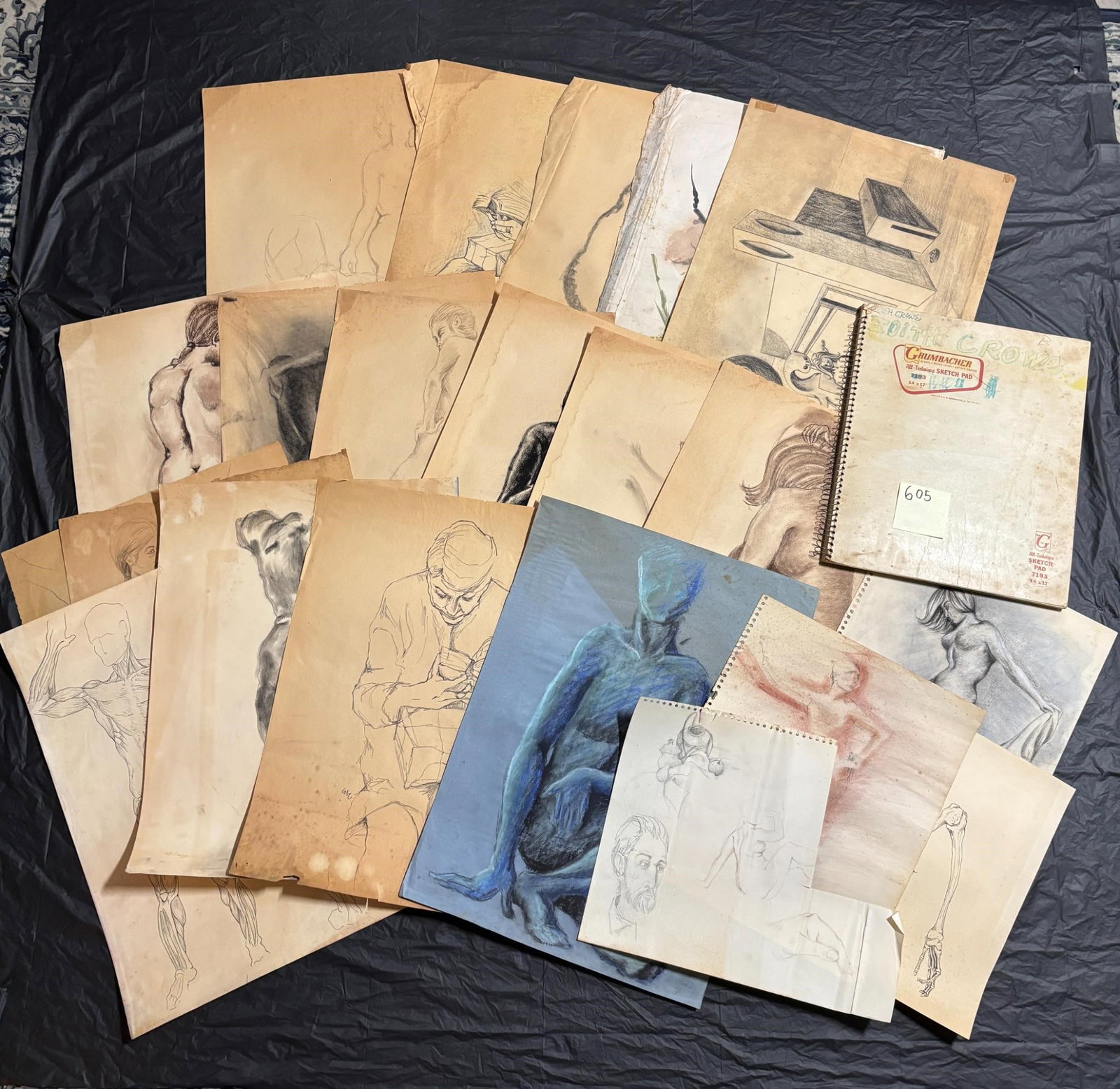 Large collection of charcoal sketches: Large lot of original charcoal sketches. Artist Elliot Crowe. We offer in person or virtual previews of auction lots up until the day before the auction. All items are sold as is. Please look at pictu