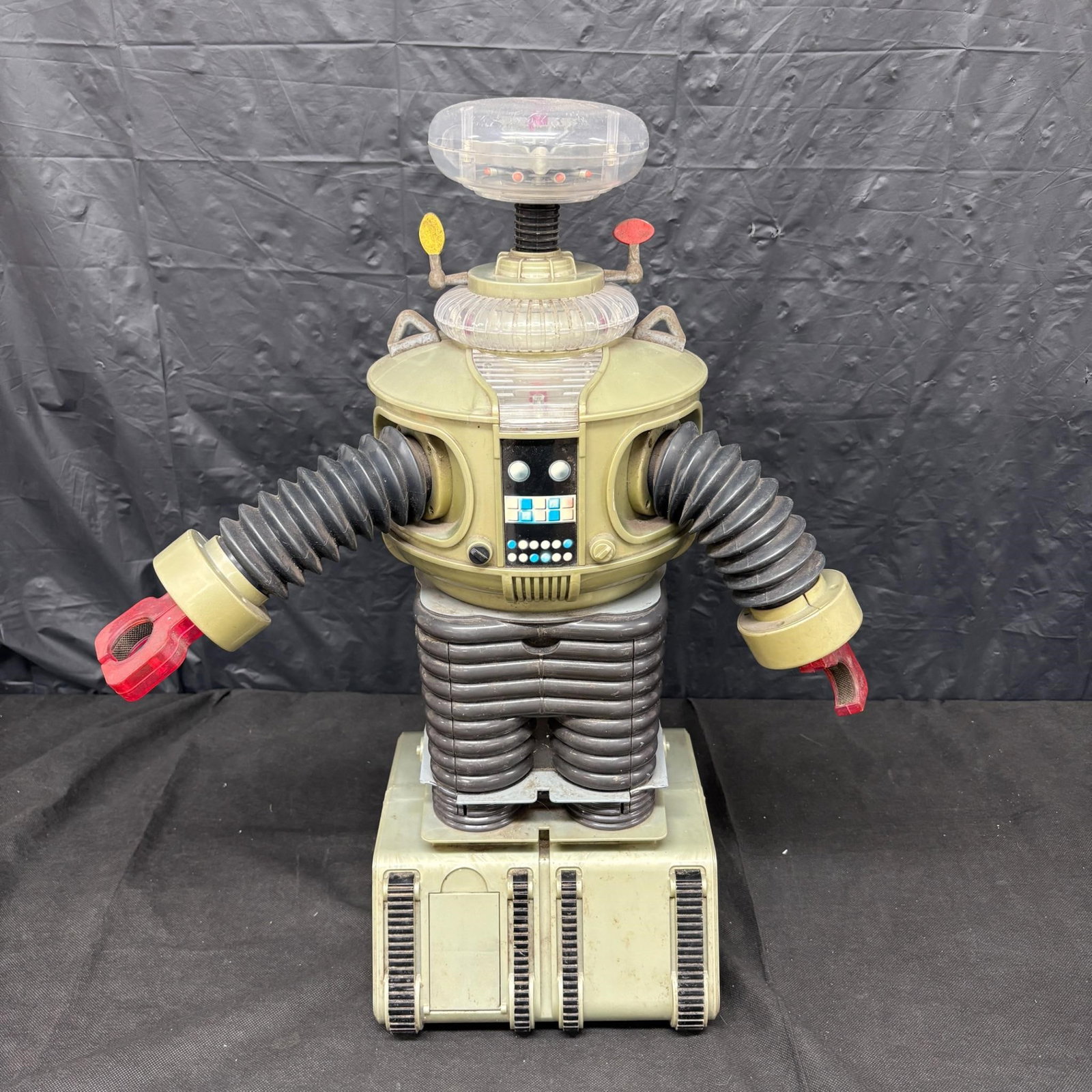 1990s Lost in Space B-9RC Robot: S-886 Vintage 1990s Trendmasters Giant Lost in Space B-9RC Robot. We ship in-house! We ship internationally. We also offer pick up and we offer a discount for cash payments. Please look at pictures ca