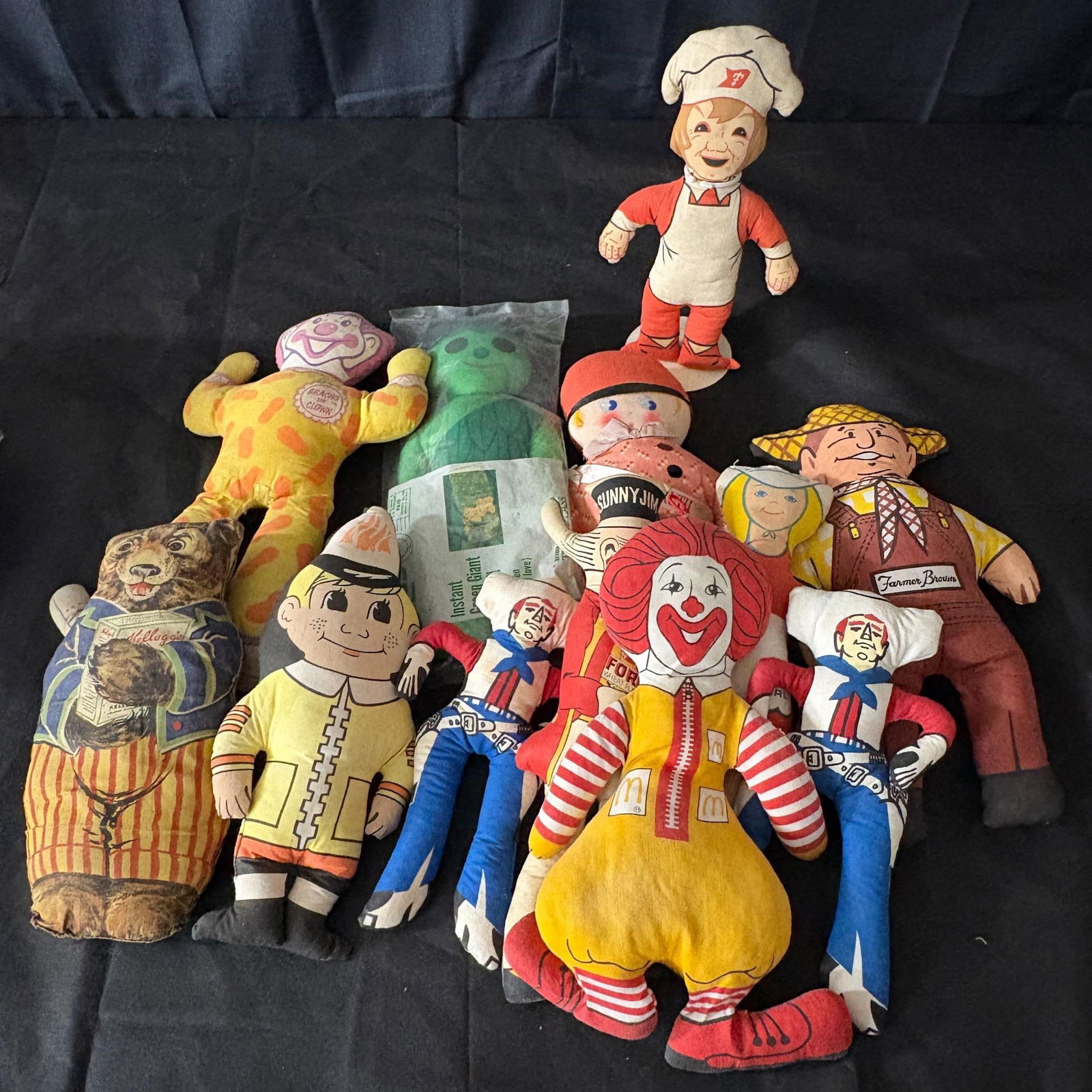 Large lot of Antique Rag Dolls, Kellogg's +: Large lot of Antique Rag Dolls. Includes Kellogg's, Freddie Fireman, McDonalds, Sunny Jim,, Tablerite Kid, baby Ruth, Sealed in Bag Instant Green Giant, Farmer Brown +We ship in-house! We ship interna
