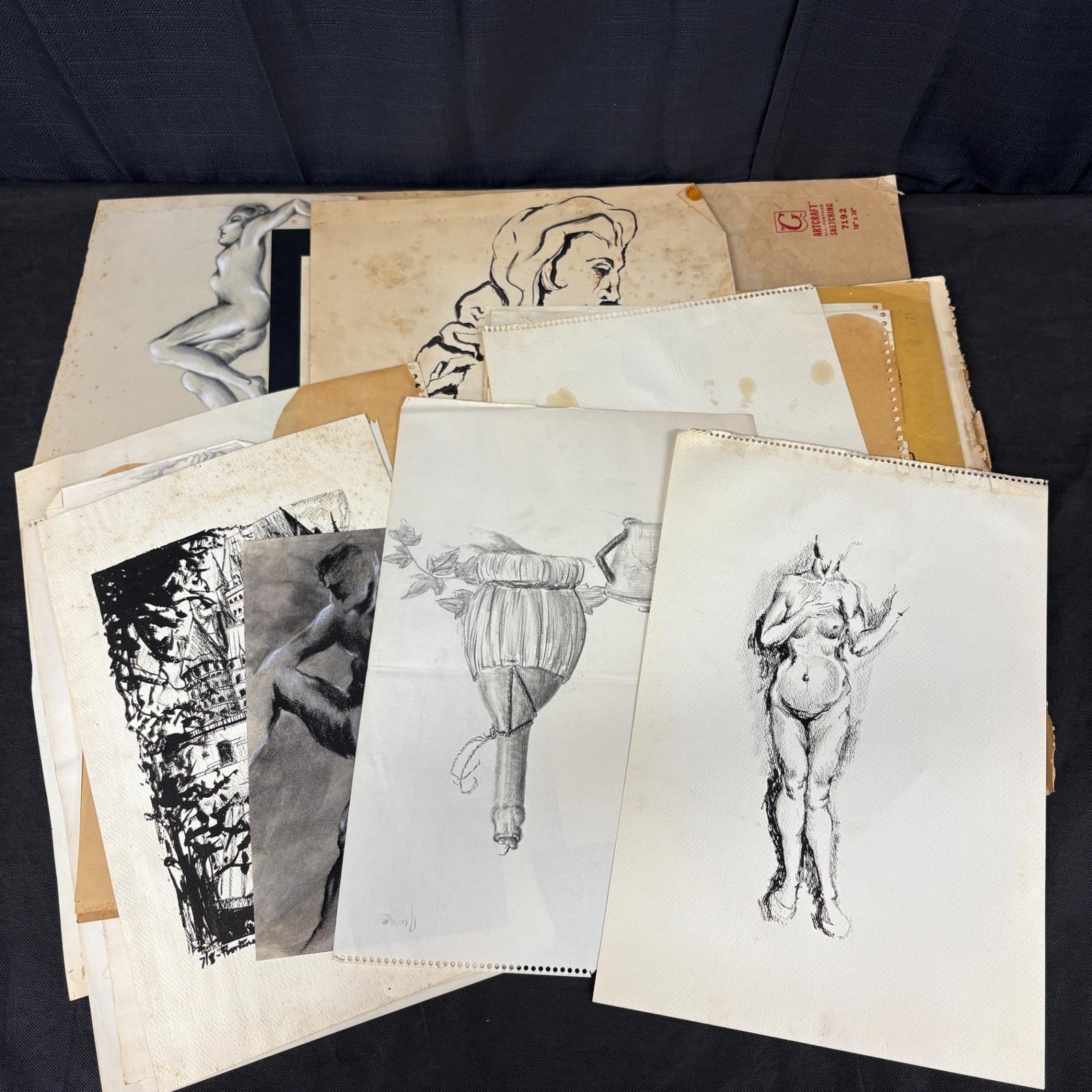 Large lot of Original Sketches, and Sketch Book: Large lot of Original Sketches and Two Sketch Books. Dimensions: 28x18. We ship in-house! We ship internationally. We also offer pick up and we offer a discount for cash payments. Please look at pictu