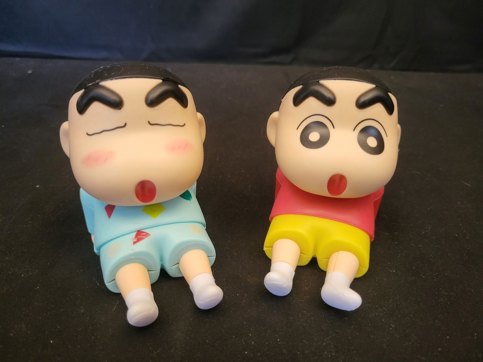 I00537 A Pair of Crayon Shin-chan Kawaii Anime Desktop Phone Holders (1 of 2)