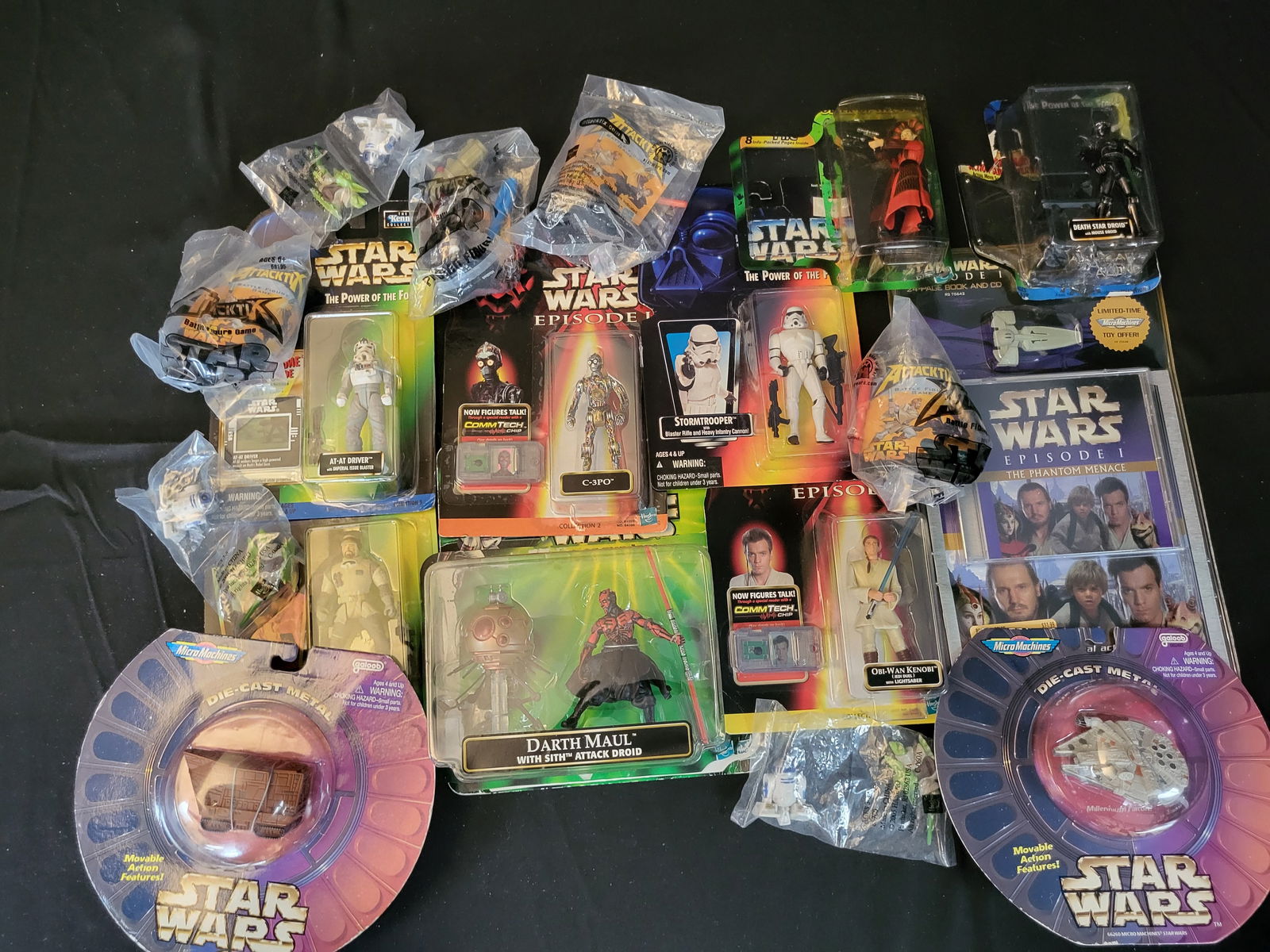 I00274 A Collection of Star Wars Action Figures and Collectibles by Kenner, Hasbro, and Galoob (1 of 4)