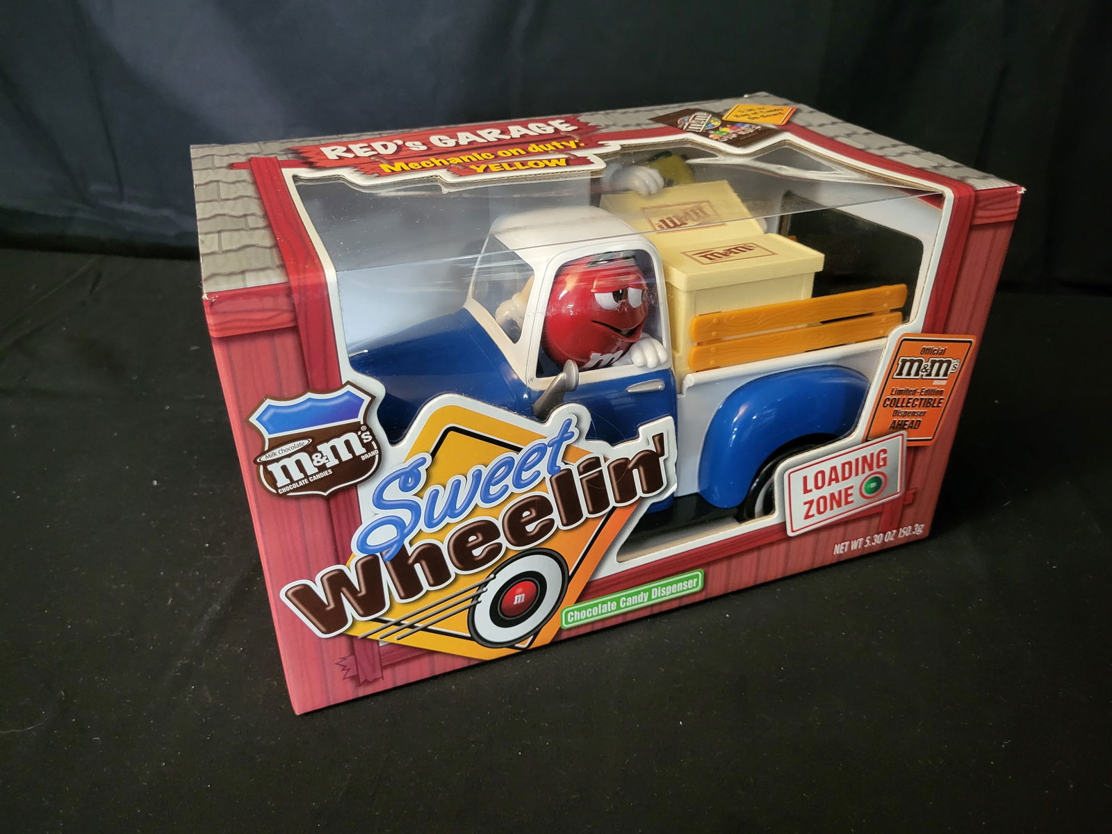 I00076 M&M's Sweet Wheelin' Red's Garage Chocolate Candy Dispenser (1 of 2)