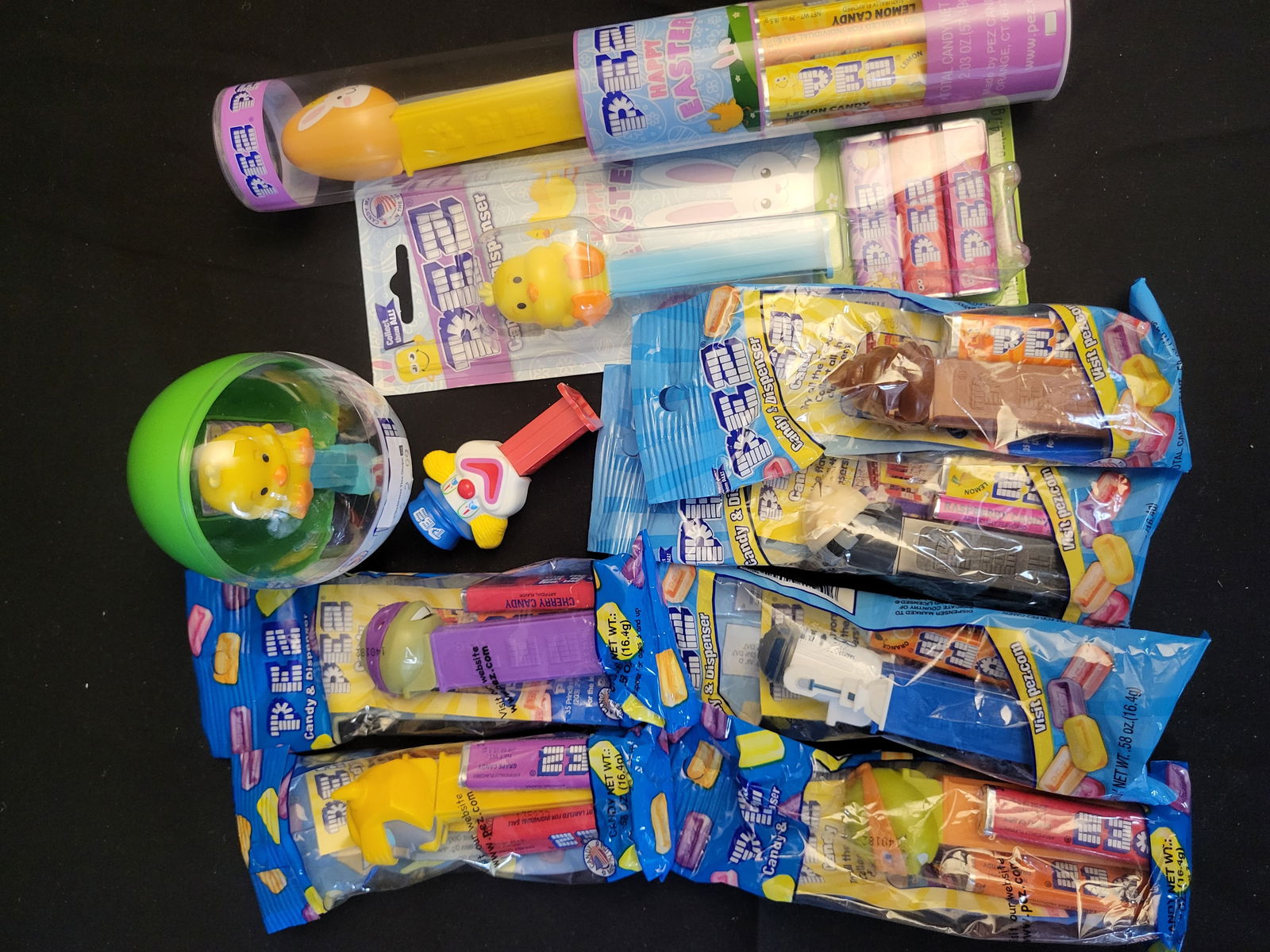 I00255 A Collection of PEZ Candy Dispensers with Assorted Licensed Characters and Seasonal Themes (1 of 4)