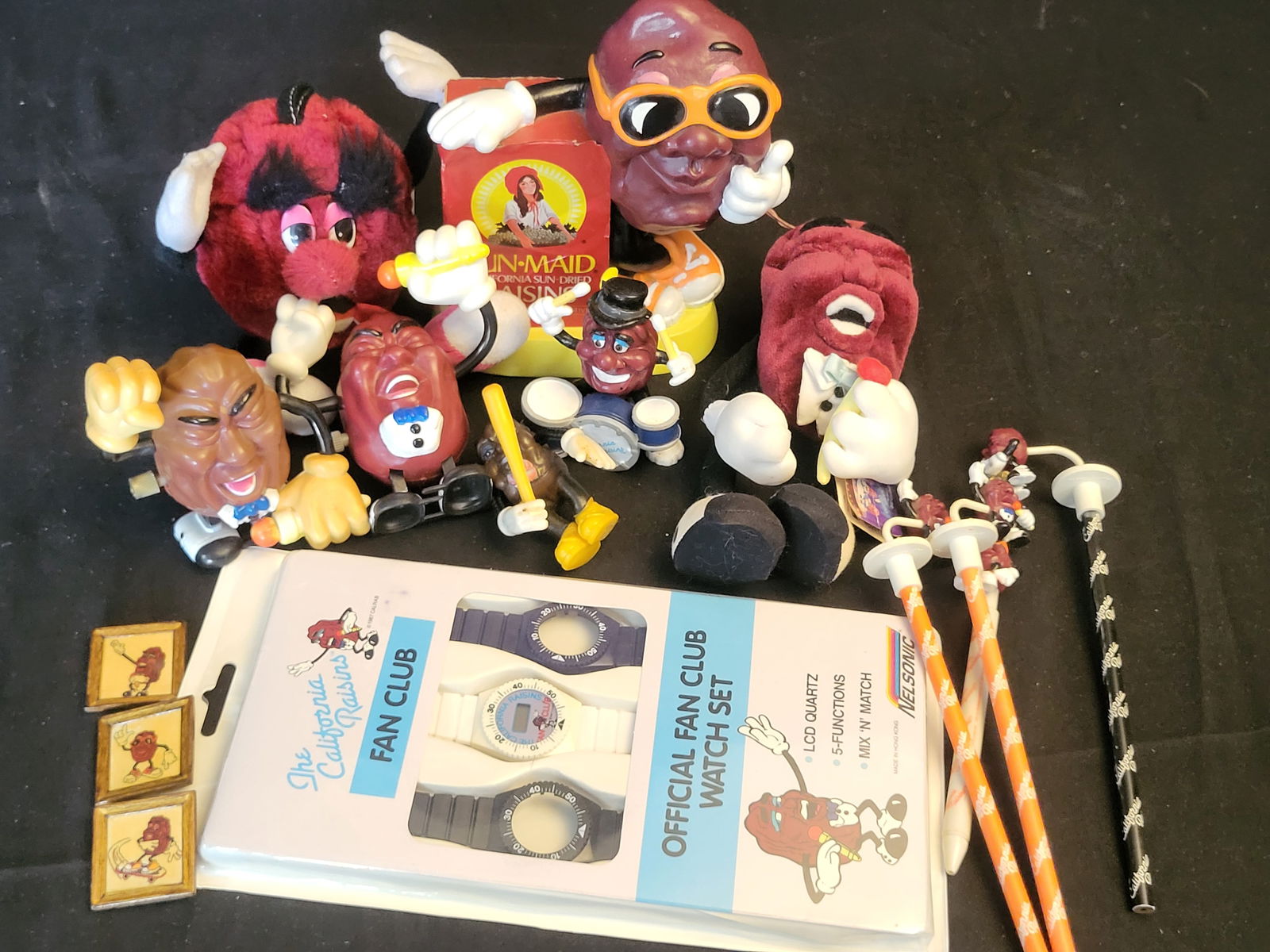 I00210 A Collection of Vintage California Raisins Memorabilia Including Nelsonic Watch Set and (1 of 2)