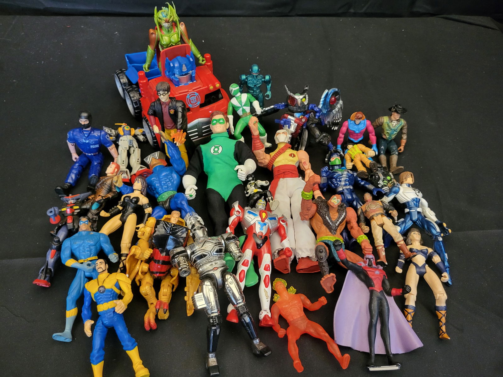 I00422 A Collection of Vintage and Modern Action Figures and Toy Vehicle (1 of 4)