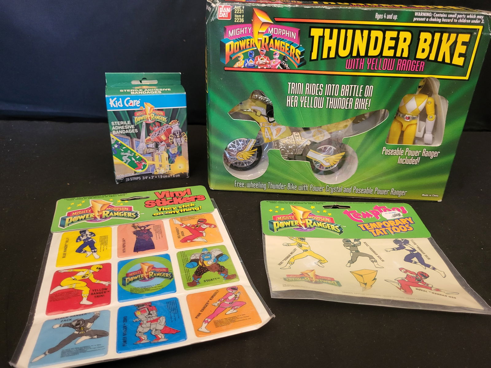 I00547 A Group of Bandai Mighty Morphin Power Rangers Toys and Memorabilia (1 of 4)