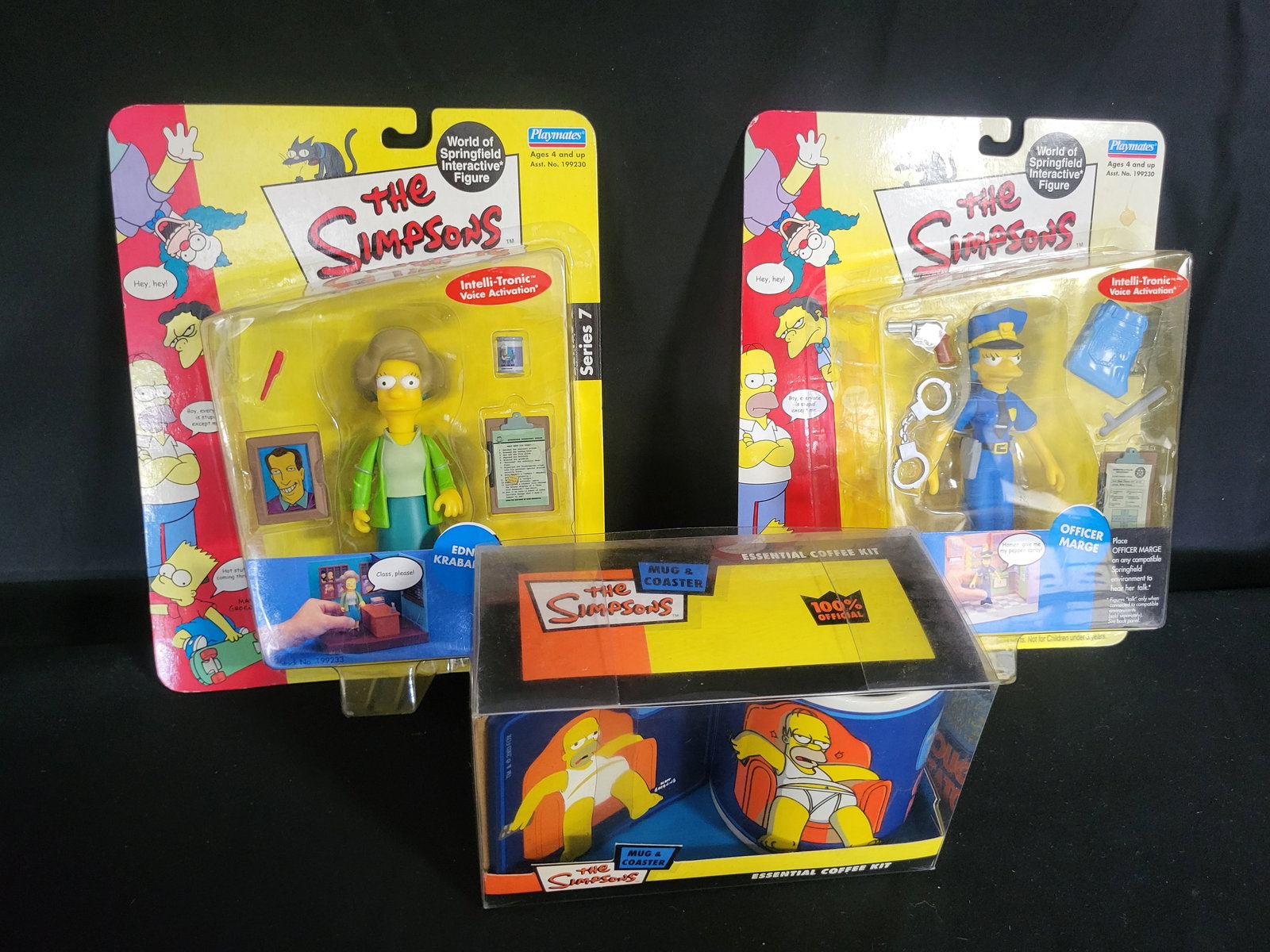 I00549 A Trio of The Simpsons Playmates World of Springfield Action Figures and Essential Coffee Kit: BID PER WHAT YOU SEE IN THE PHOTO, NOT THE AI GENERATED TITLES AND DESCRIPTIONS! A group of official The Simpsons themed merchandise featuring two Playmates World of Springfield interactive action fig