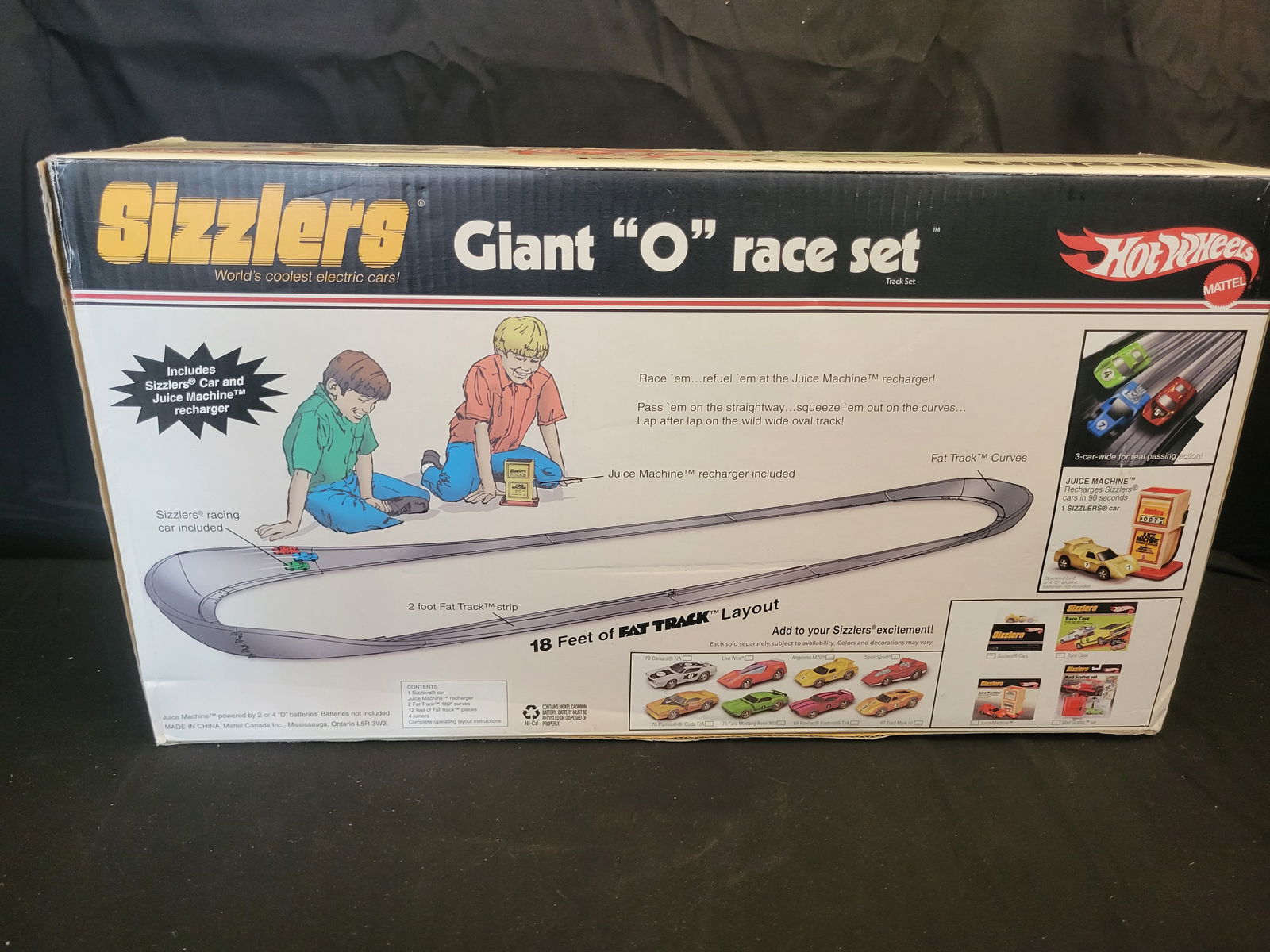 I00284 Mattel Hot Wheels Sizzlers Giant O Race Set: BID PER WHAT YOU SEE IN THE PHOTO, NOT THE AI GENERATED TITLES AND DESCRIPTIONS! A Mattel Hot Wheels Sizzlers Giant O race set, a 2006 retro-style release of the 1970s toy line. The set is contained w