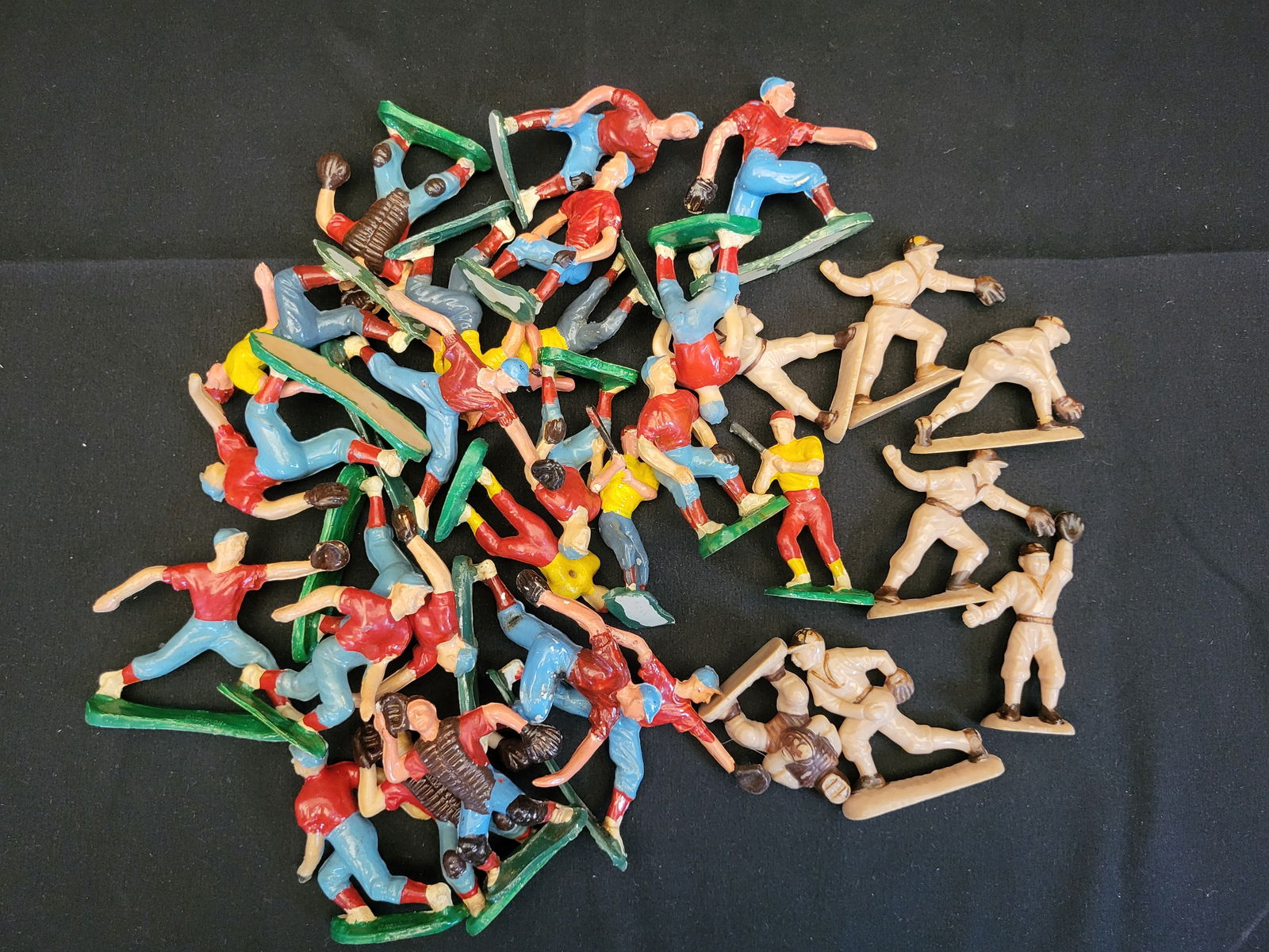 I00326 A Collection of Vintage Molded Plastic Baseball Figures (1 of 3)