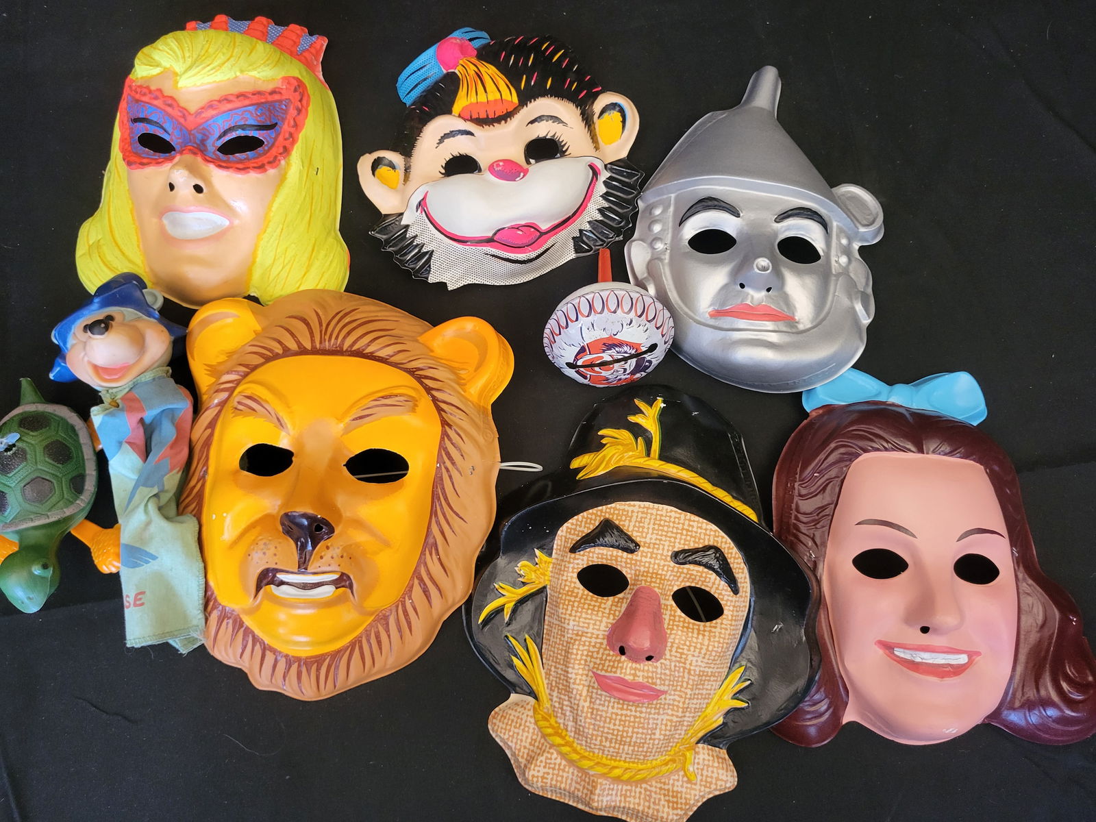 I00301 A Collection of Vintage Ben Cooper Wizard of Oz Halloween Masks and Assorted Toys (1 of 3)