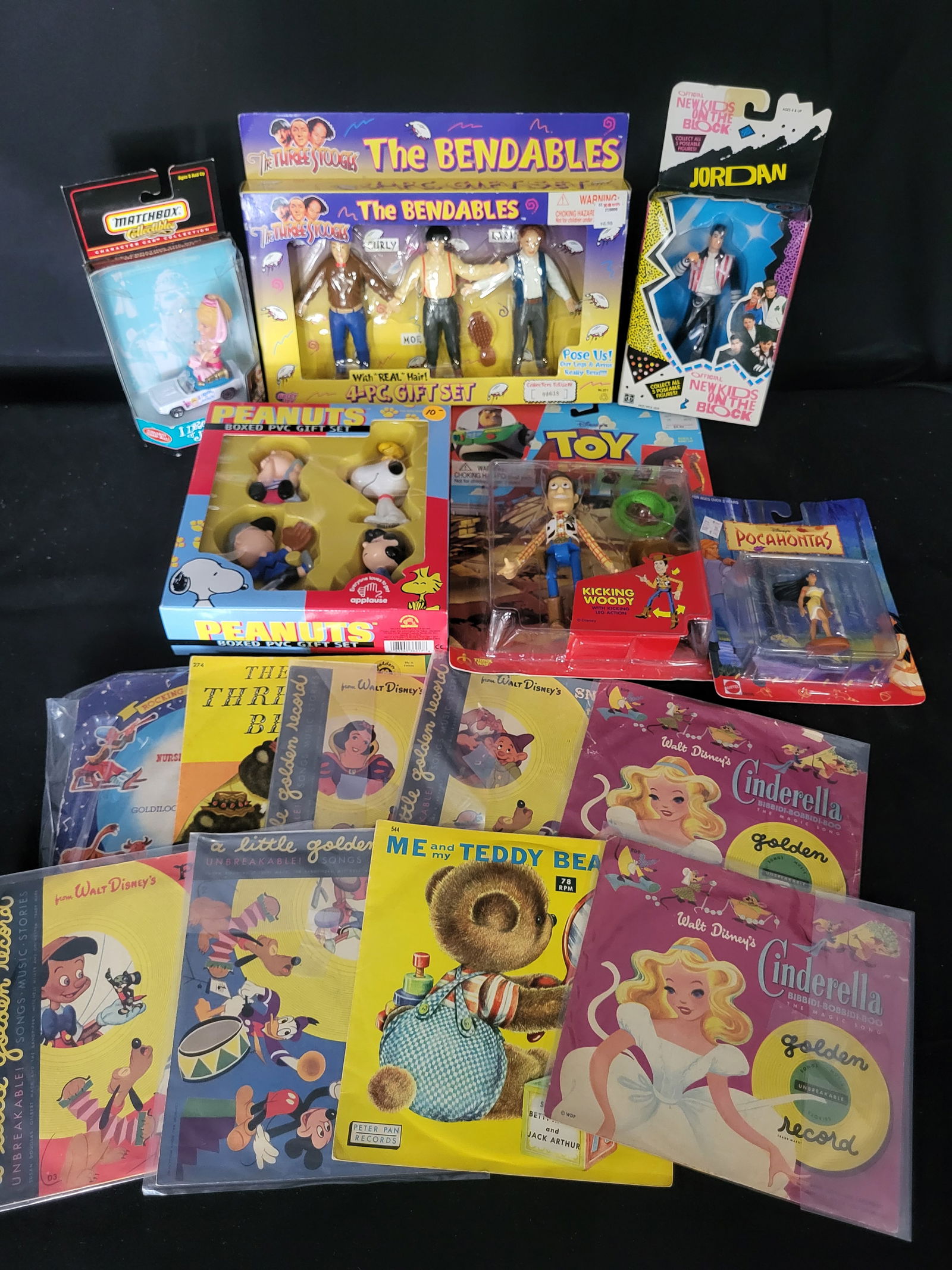 I00304 A Collection of Vintage Action Figures and Children's 78 RPM Records (1 of 6)