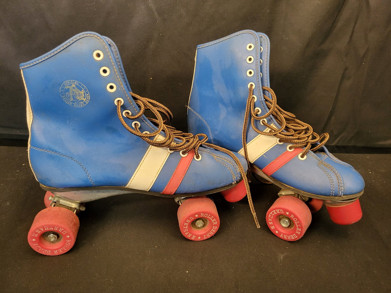 I00389 A Pair of Vintage 1970s Roller Derby Quad Skates (1 of 2)