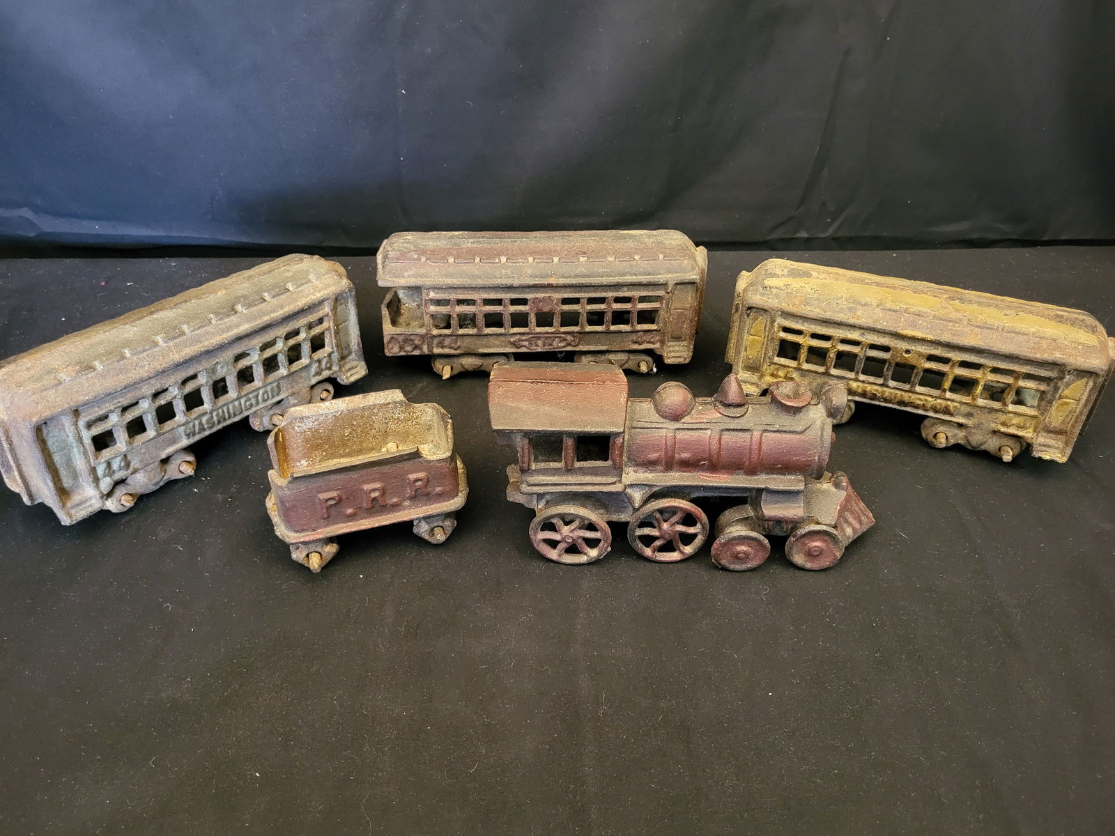 I00539 A Collection of Antique Cast Iron Toy Train Components (1 of 5)