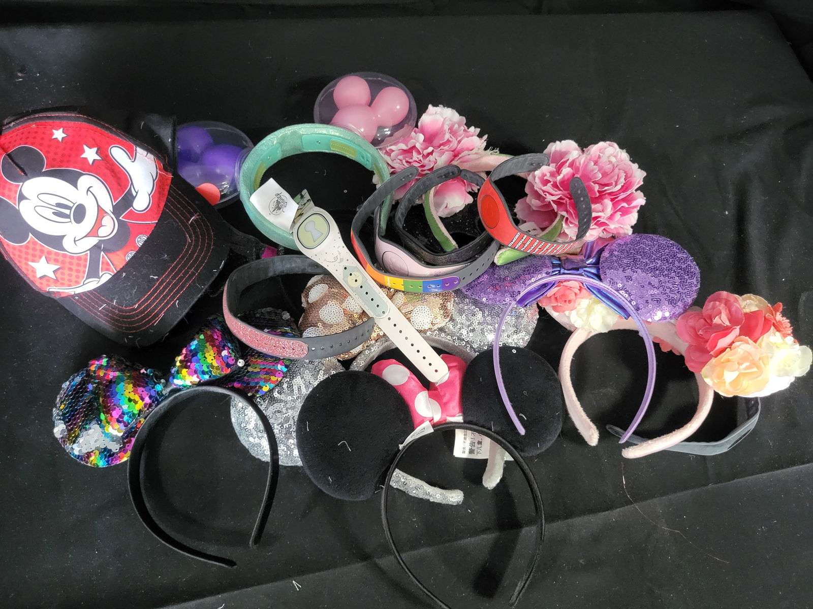 I00552 A Collection of Disney Parks Minnie Mouse Ear Headbands and MagicBands (1 of 3)