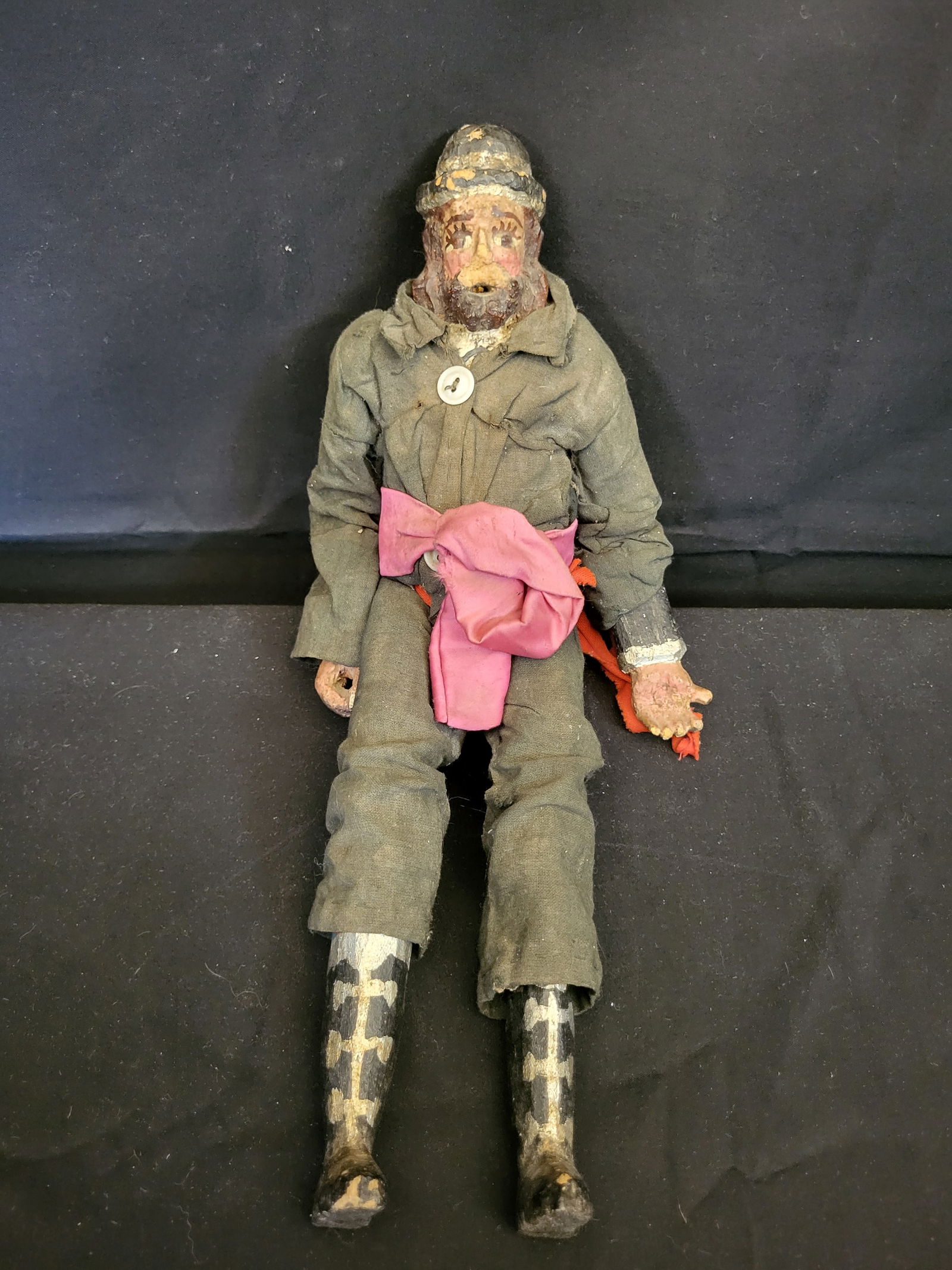 I00535 A Vintage Folk Art Carved and Painted Wood and Fabric Doll (1 of 3)