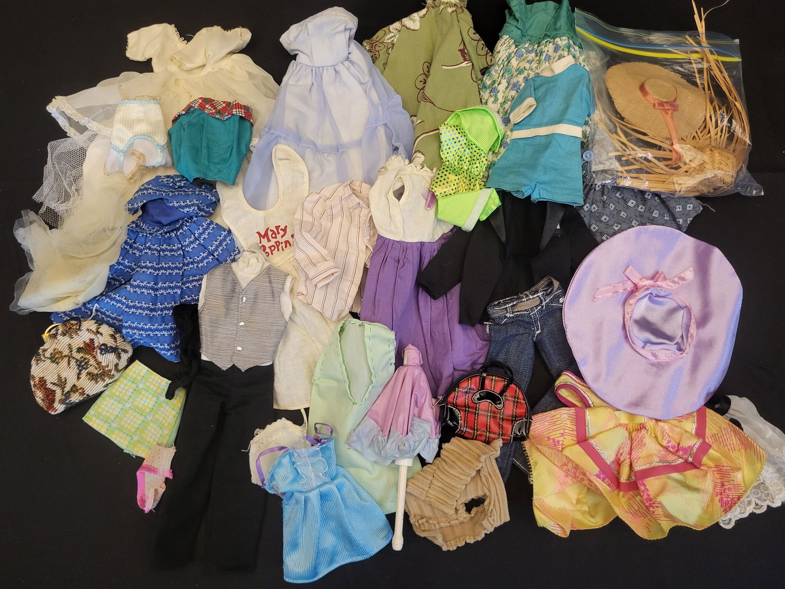 I00416 A Collection of Vintage Barbie Doll Clothes and Accessories (1 of 5)