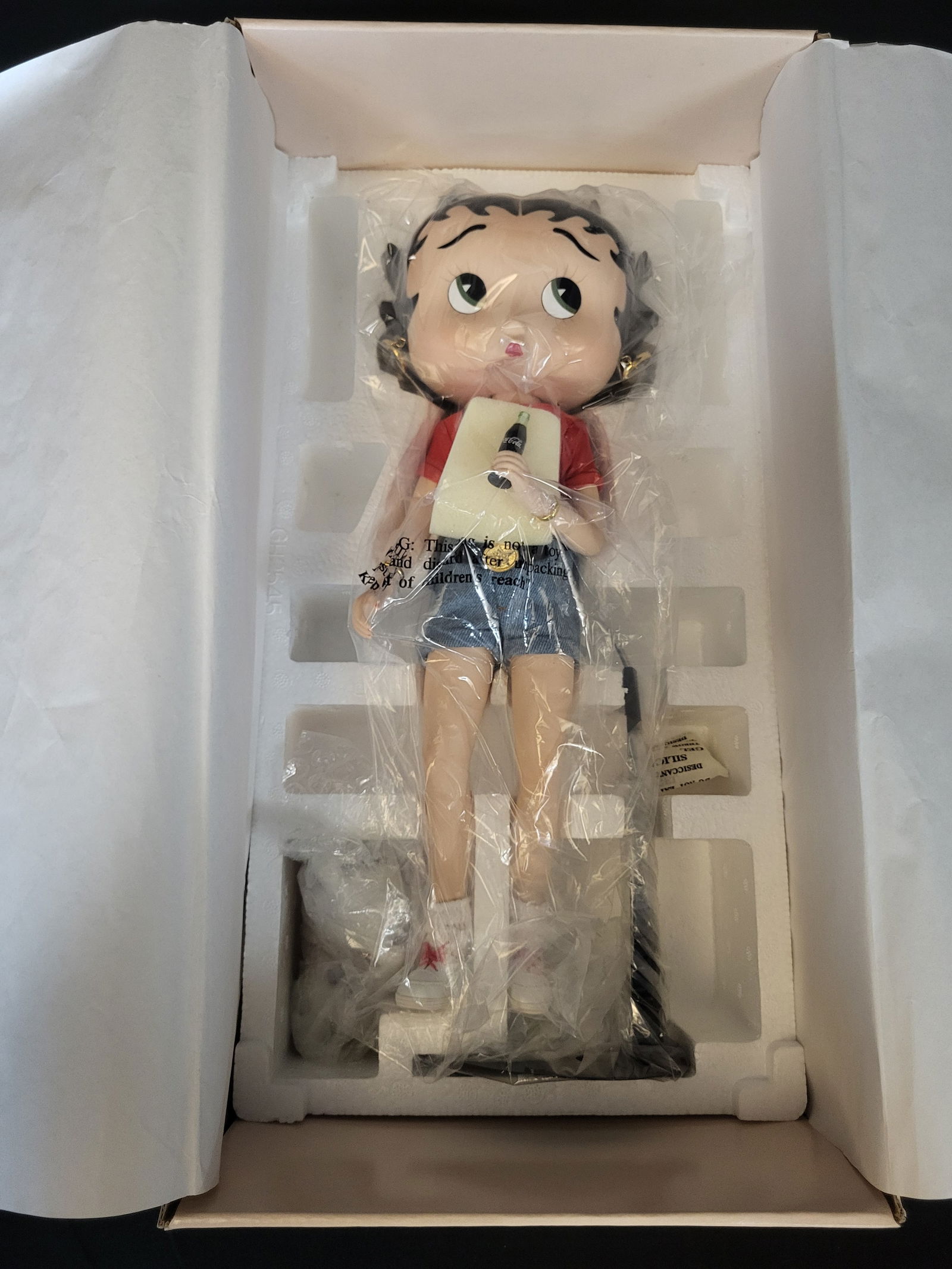 I00013 Danbury Mint Betty Boop Play Refreshed Coca-Cola Porcelain Doll (1 of 8)