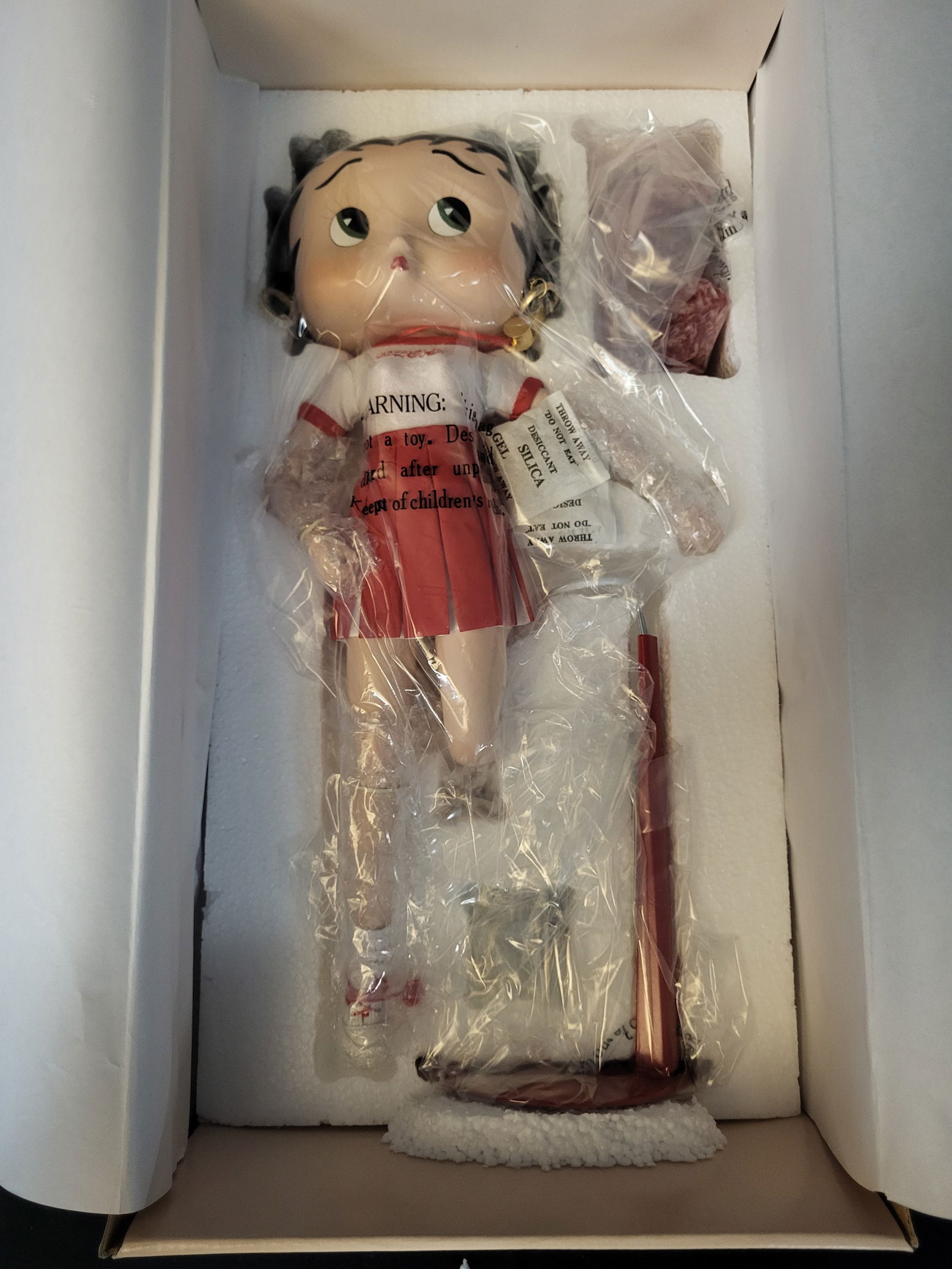 I00026 Stanton Arts Limited Edition Betty Boop Porcelain Doll Three Cheers for Coke! (1 of 5)