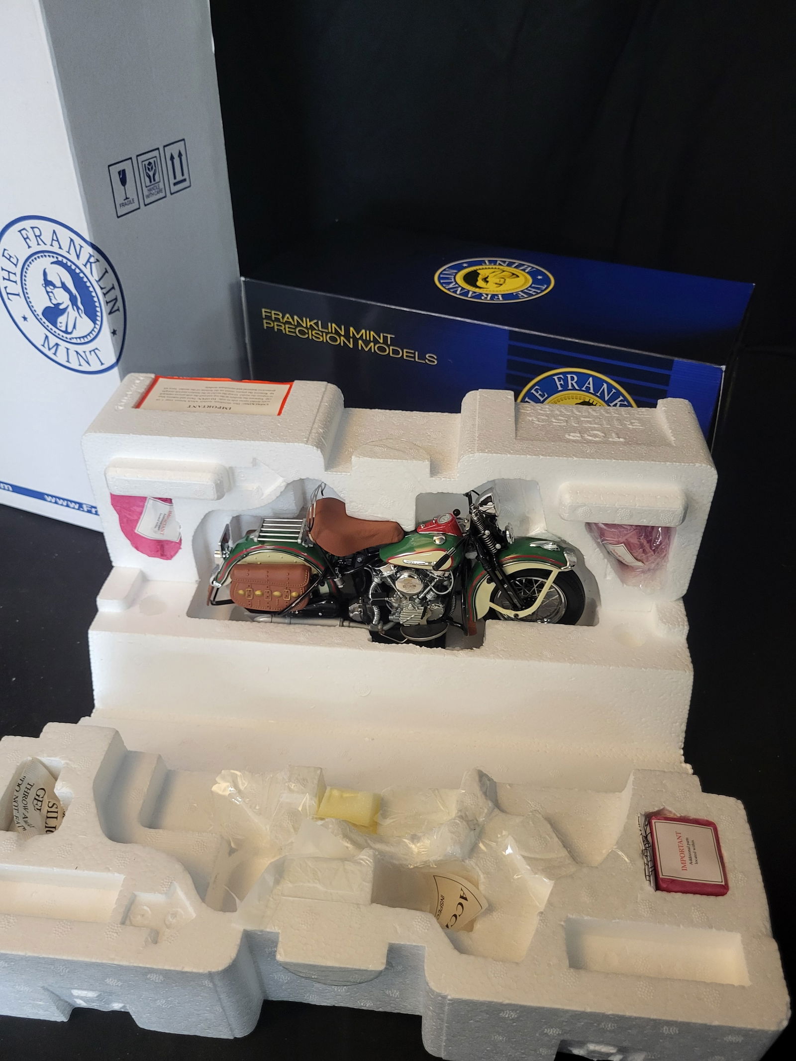 I00029 Franklin Mint Precision Models 1:10 Scale 2006 Harley-Davidson Christmas Bike Limited Edition (1 of 8)