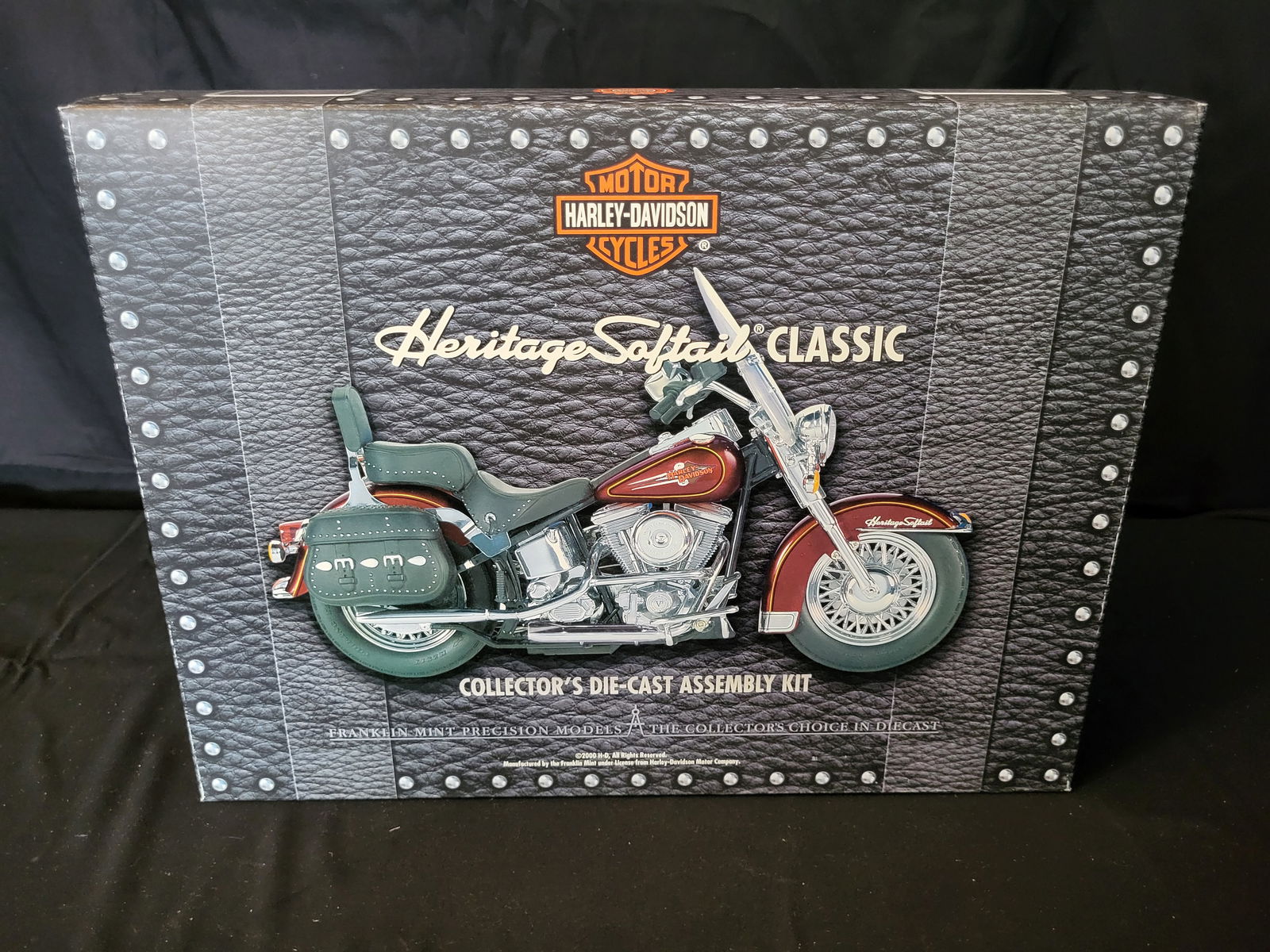 I00033 Franklin Mint Harley-Davidson Heritage Softail Classic 1:10 Scale Die-Cast Assembly Kit (1 of 6)