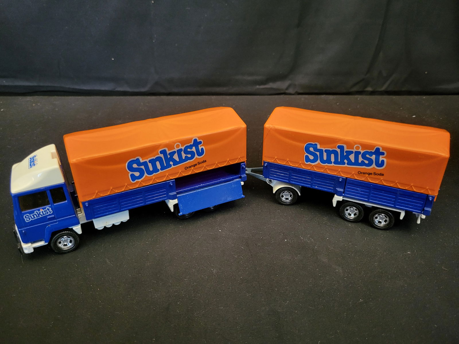I00332 Matchbox SuperKings K-21 Ford Transcontinental Truck and Trailer Set in Sunkist Livery (1 of 2)