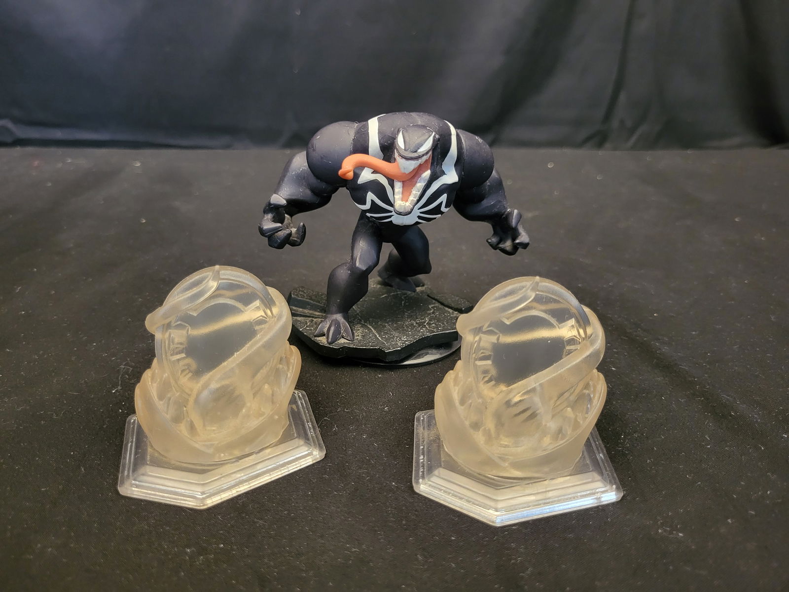 I00396 A Trio of Disney Infinity 2.0 Marvel Super Heroes Venom Character Figure and Accessories (1 of 1)