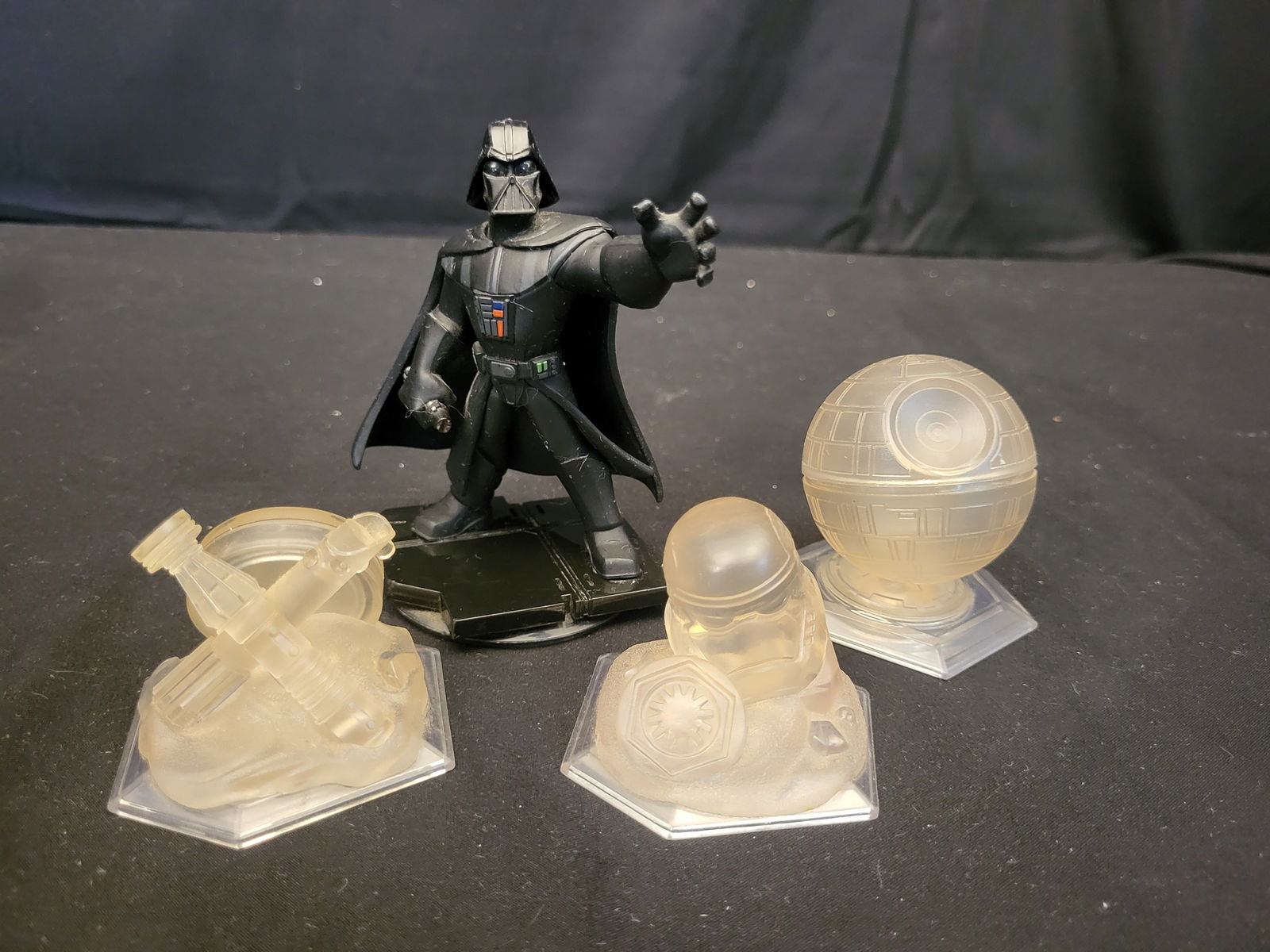 I00392 A Collection of Disney Infinity 3.0 Edition Star Wars Figures and Play Set Pieces (1 of 2)