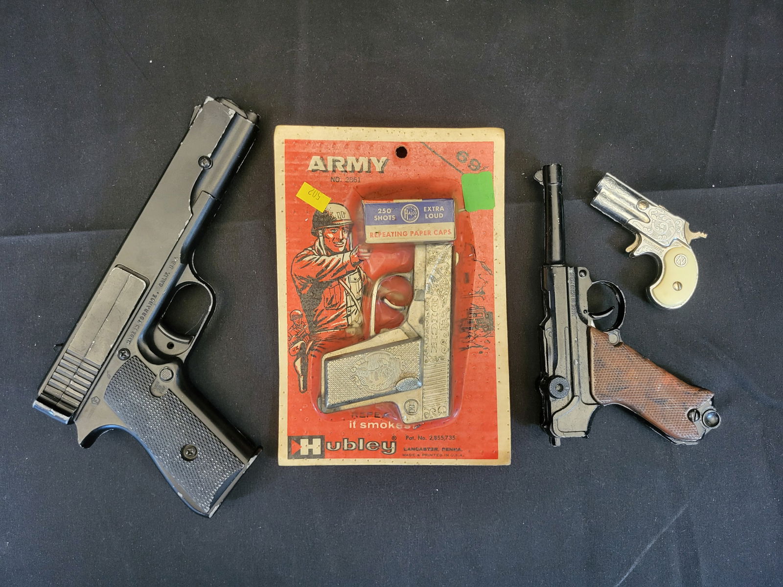 I00543 A Collection of Vintage Toy Guns and a Marksman Air Pistol including a Hubley Dick Cap Gun (1 of 6)